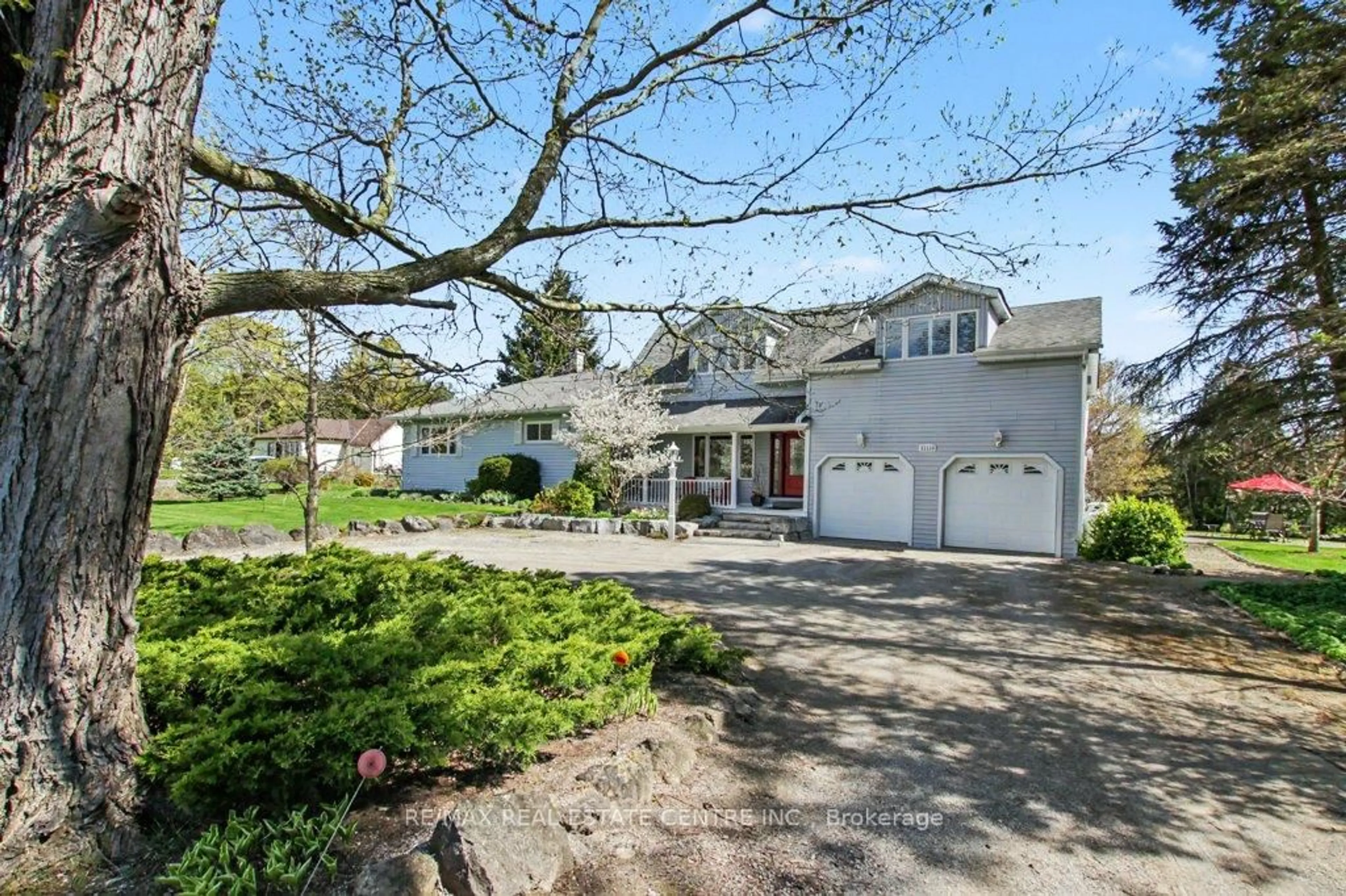 A pic from outside/outdoor area/front of a property/back of a property/a pic from drone, street for 11113 Fifth Line, Milton Ontario N0B 2K0