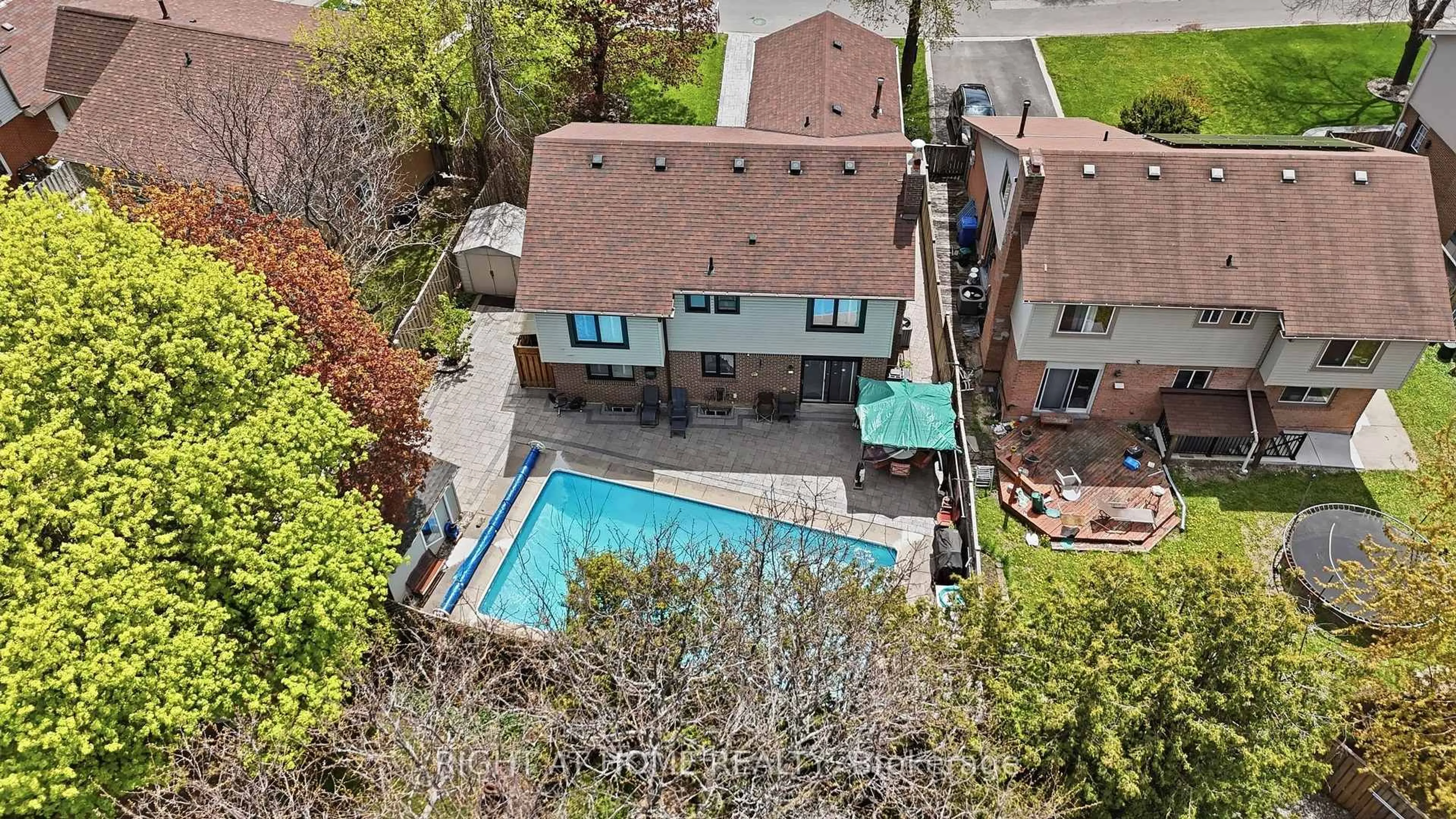 A pic from outside/outdoor area/front of a property/back of a property/a pic from drone, street for 33 Parkside Dr, Brampton Ontario L6Y 2H2