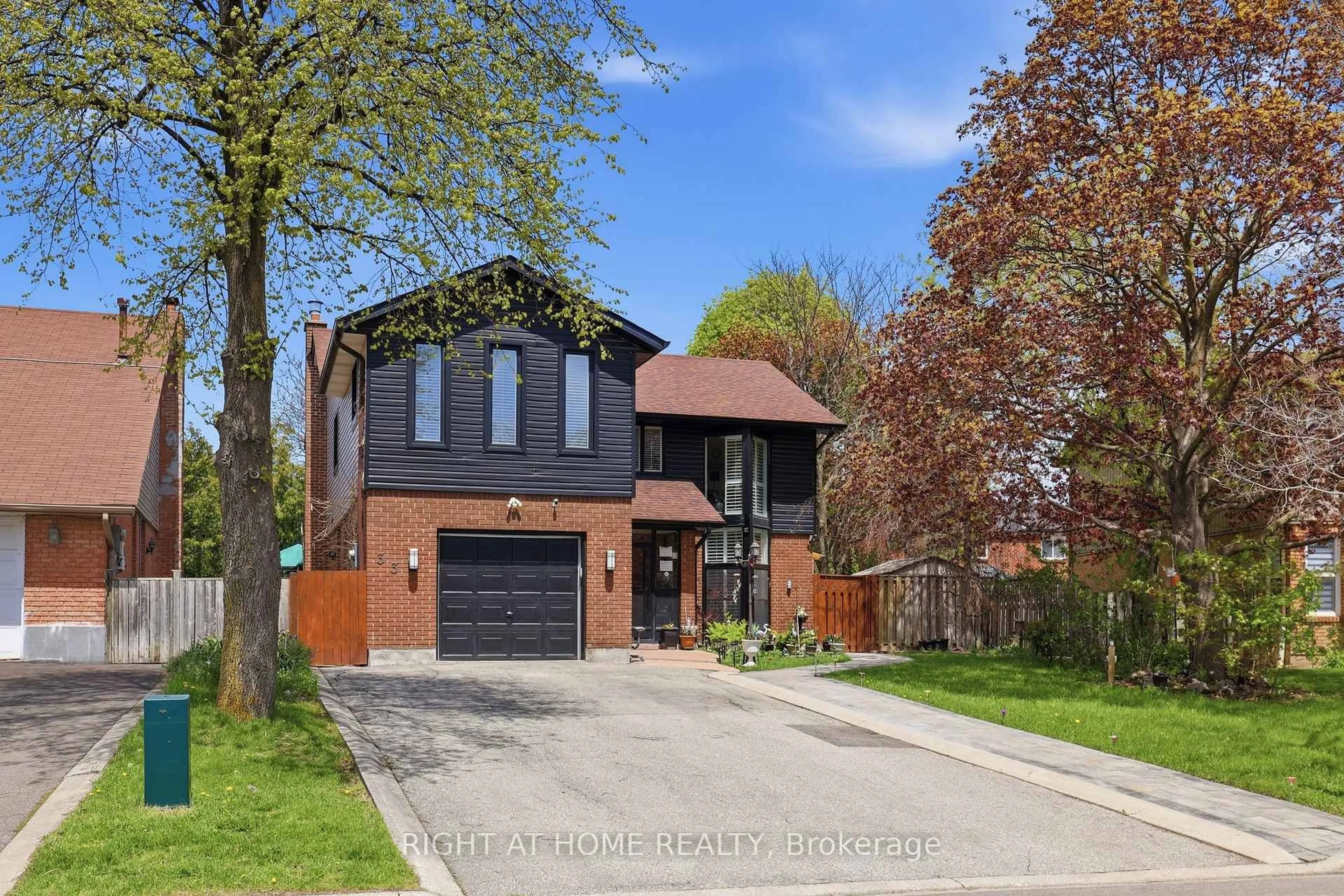 Home with brick exterior material, street for 33 Parkside Dr, Brampton Ontario L6Y 2H2