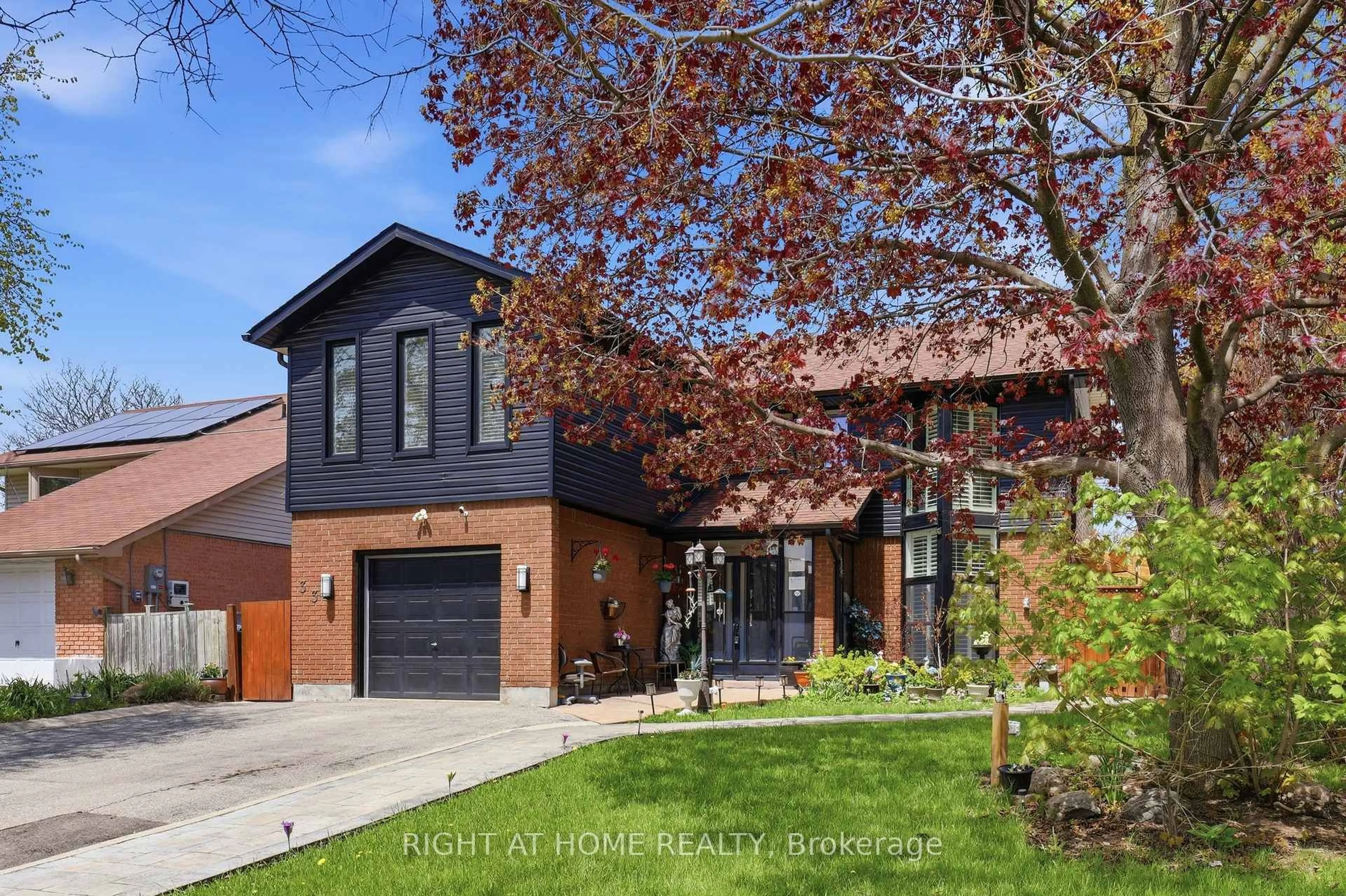 Home with brick exterior material, street for 33 Parkside Dr, Brampton Ontario L6Y 2H2