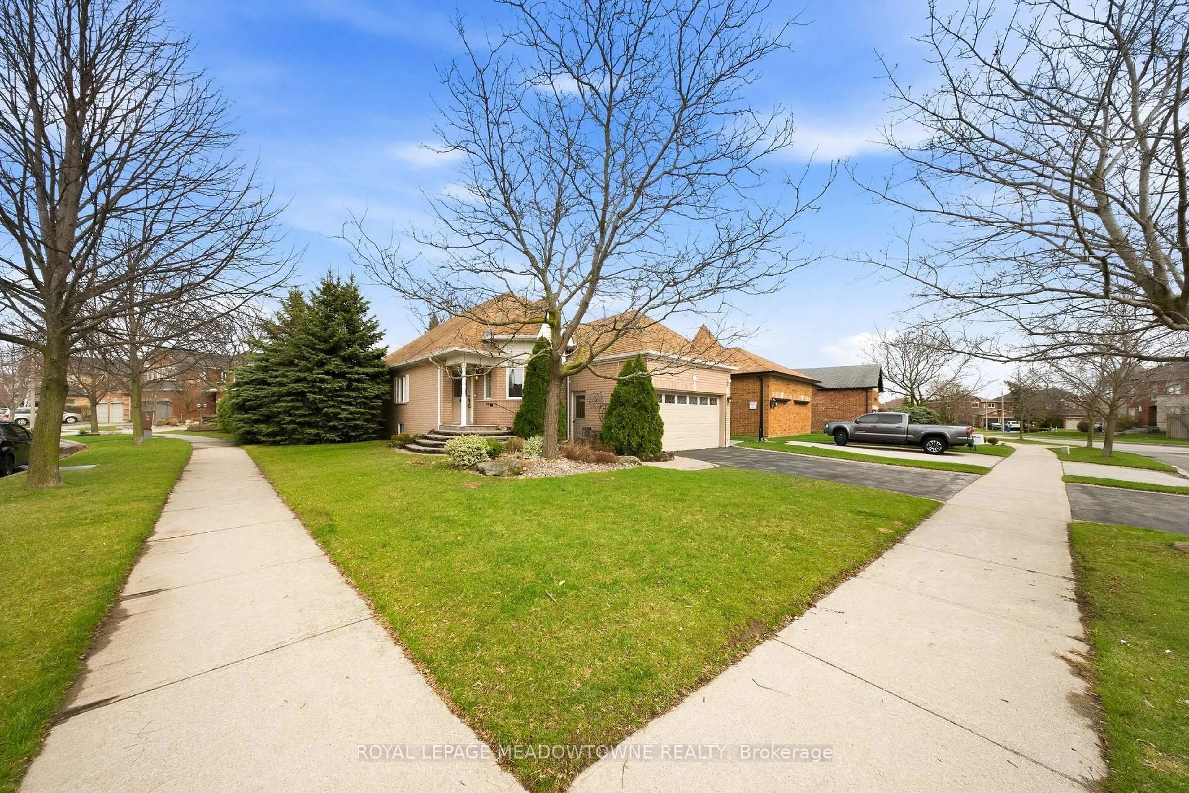A pic from outside/outdoor area/front of a property/back of a property/a pic from drone, street for 20 Huffmann Dr, Halton Hills Ontario L7G 5W4