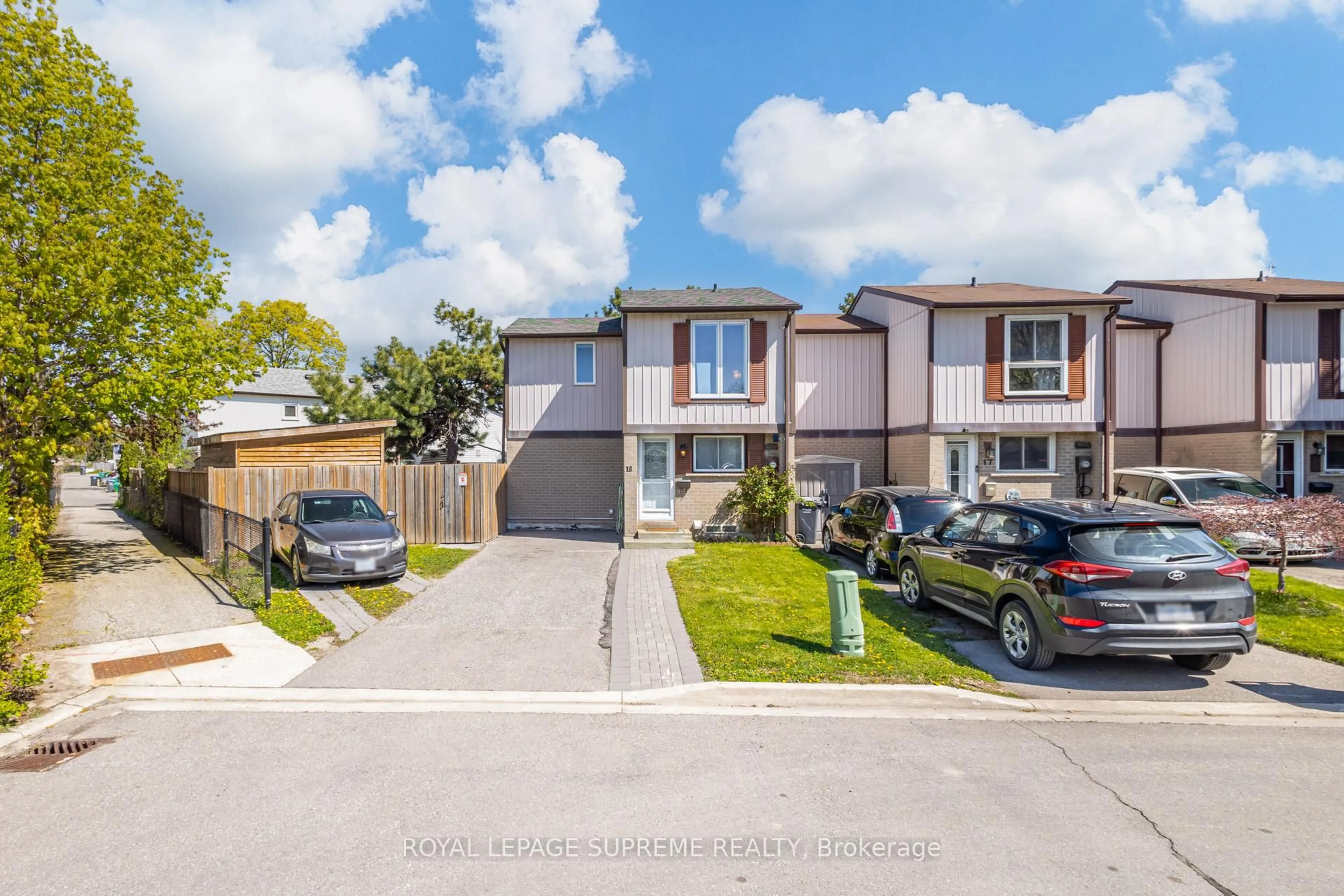 A pic from outside/outdoor area/front of a property/back of a property/a pic from drone, street for 18 Juliette Sq, Brampton Ontario L6S 2M6