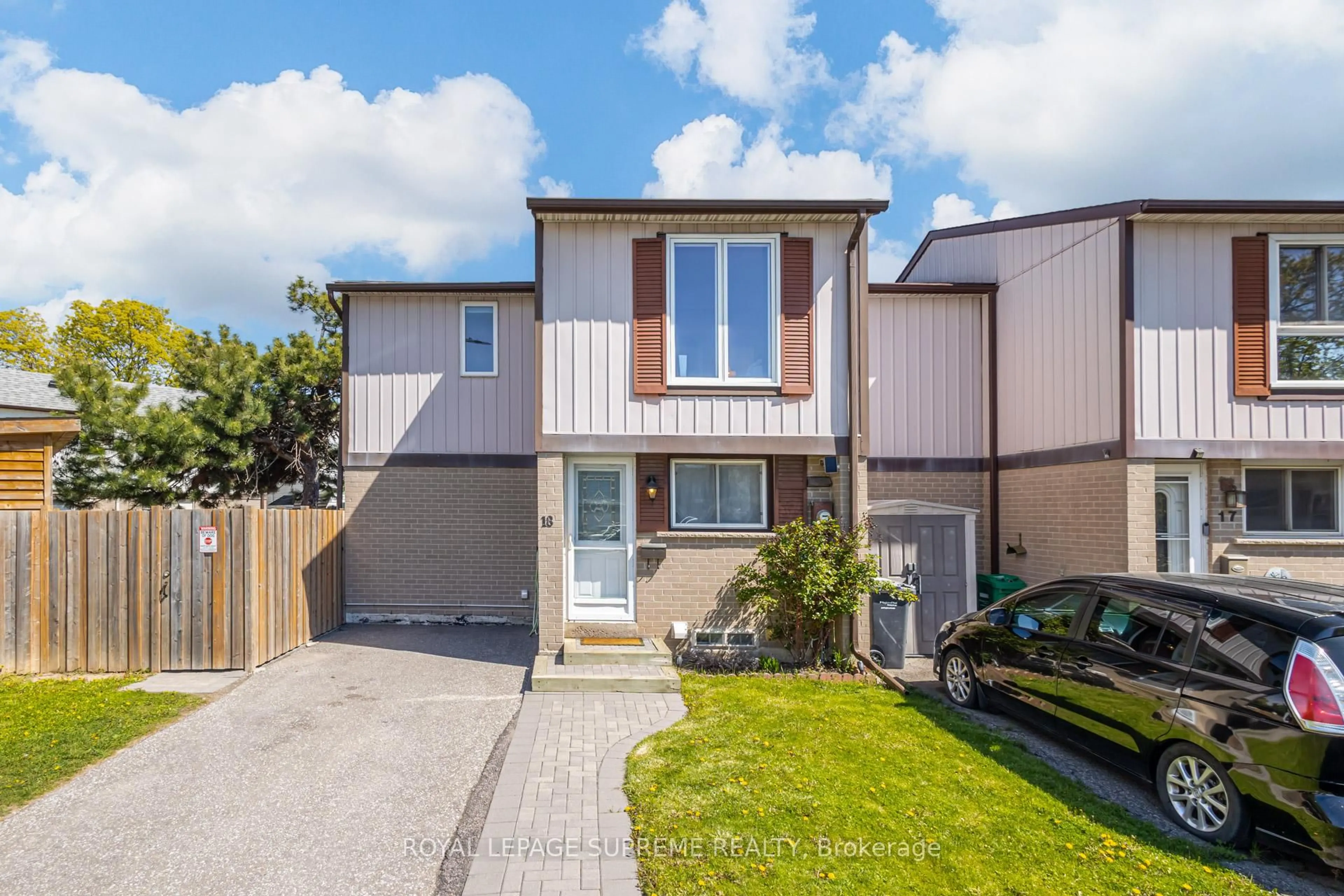 A pic from outside/outdoor area/front of a property/back of a property/a pic from drone, street for 18 Juliette Sq, Brampton Ontario L6S 2M6