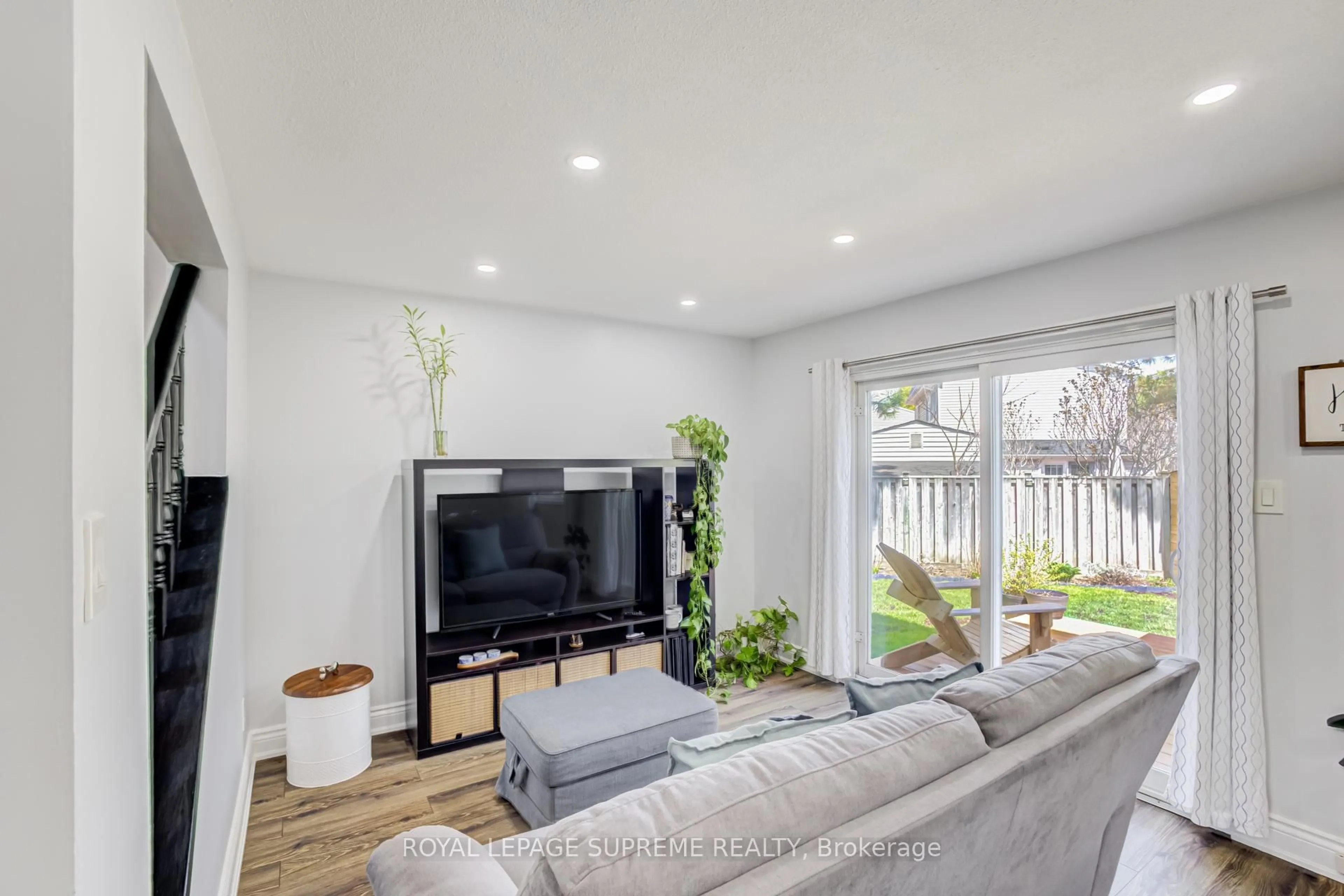 Living room with furniture, unknown for 18 Juliette Sq, Brampton Ontario L6S 2M6