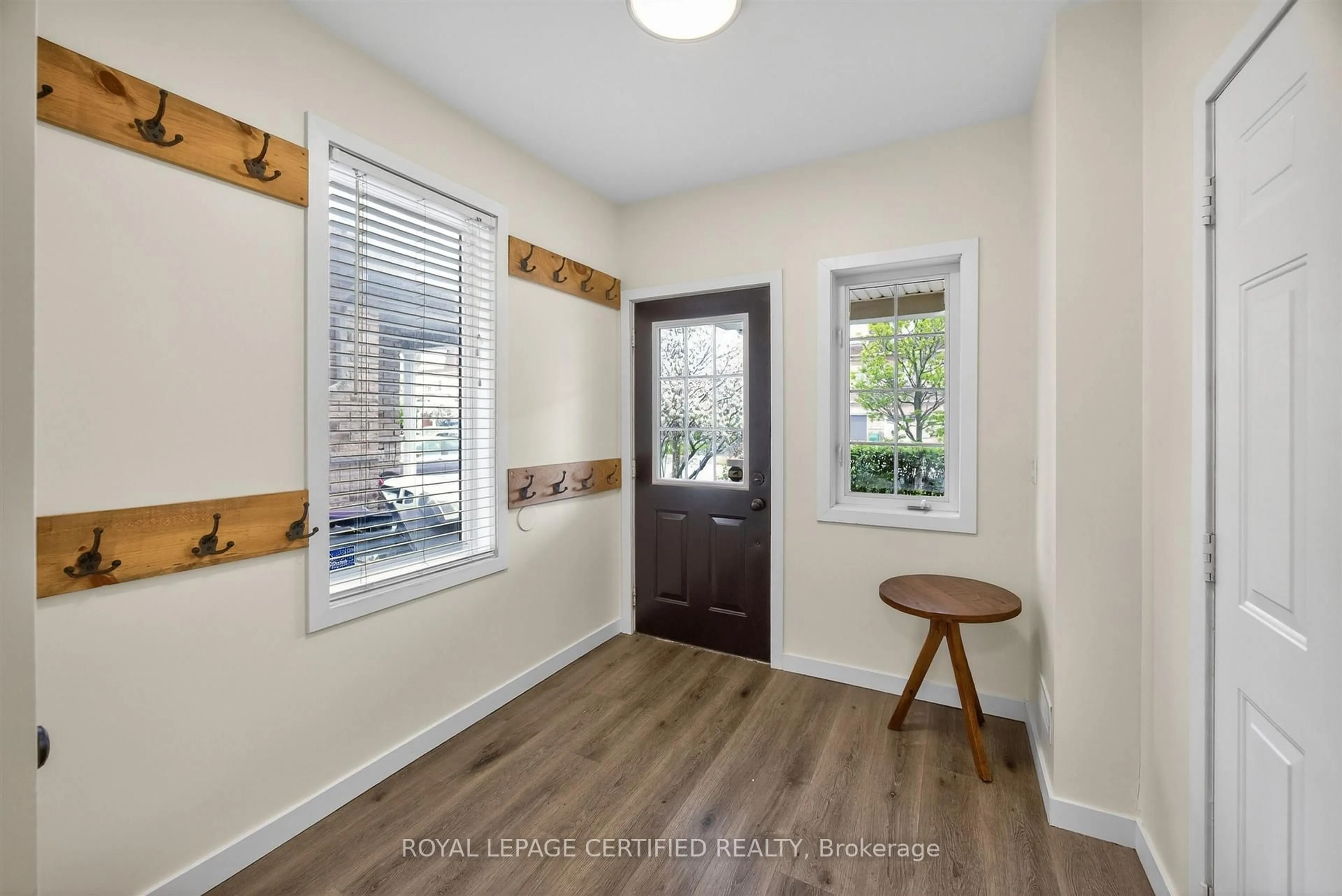 Indoor entryway for 3594 Southwick St, Mississauga Ontario L5M 7N8