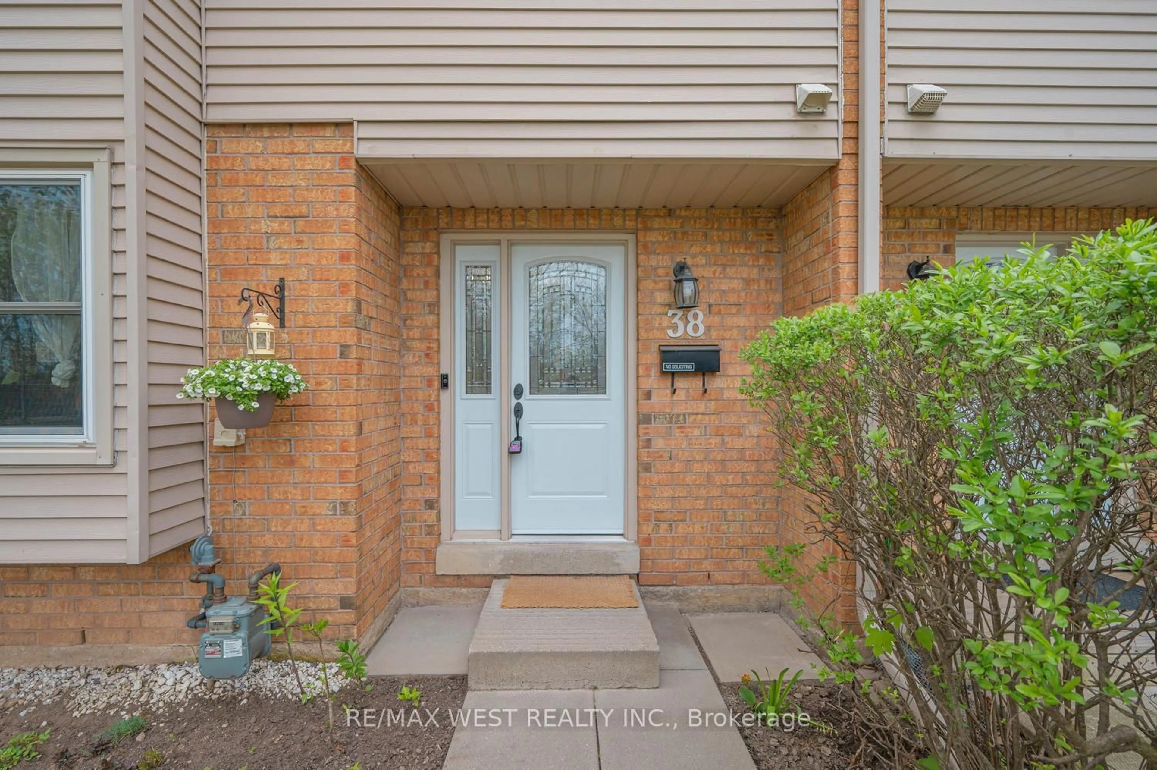 Indoor entryway for 2065 Amherst Heights Crt #38, Burlington Ontario L7P 4R7