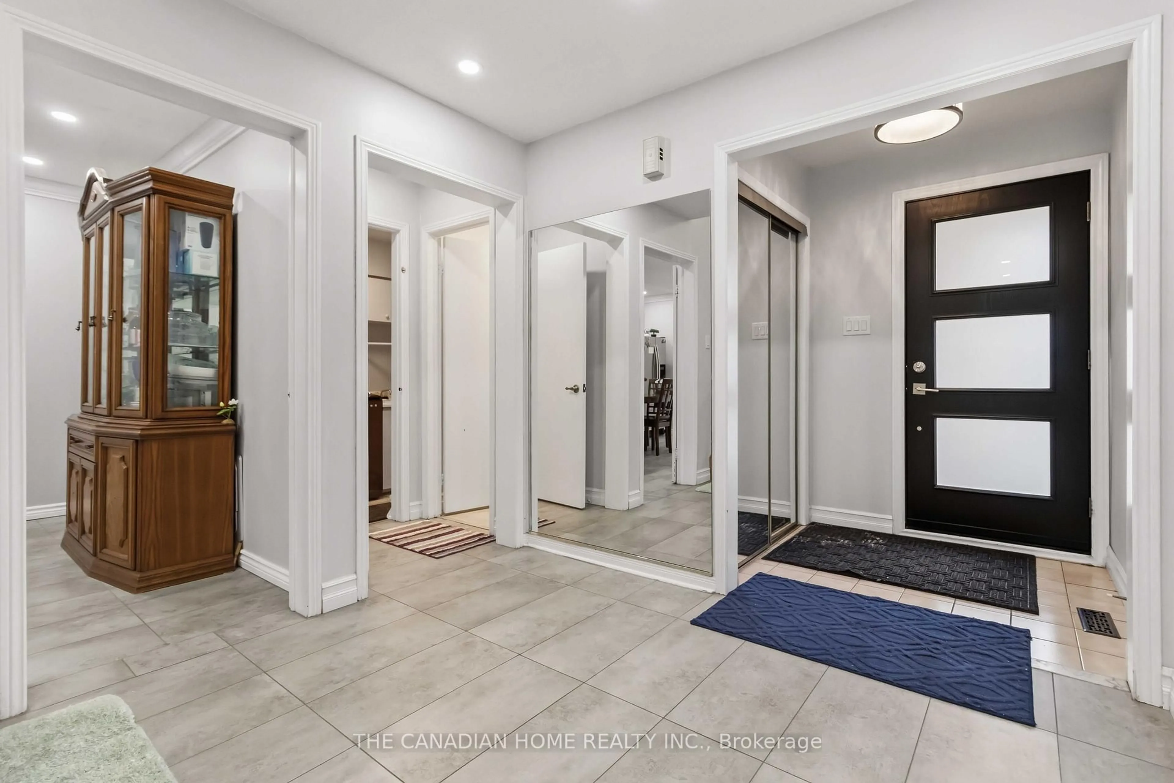 Indoor foyer for 3549 Redmond Rd, Mississauga Ontario L5B 3T9