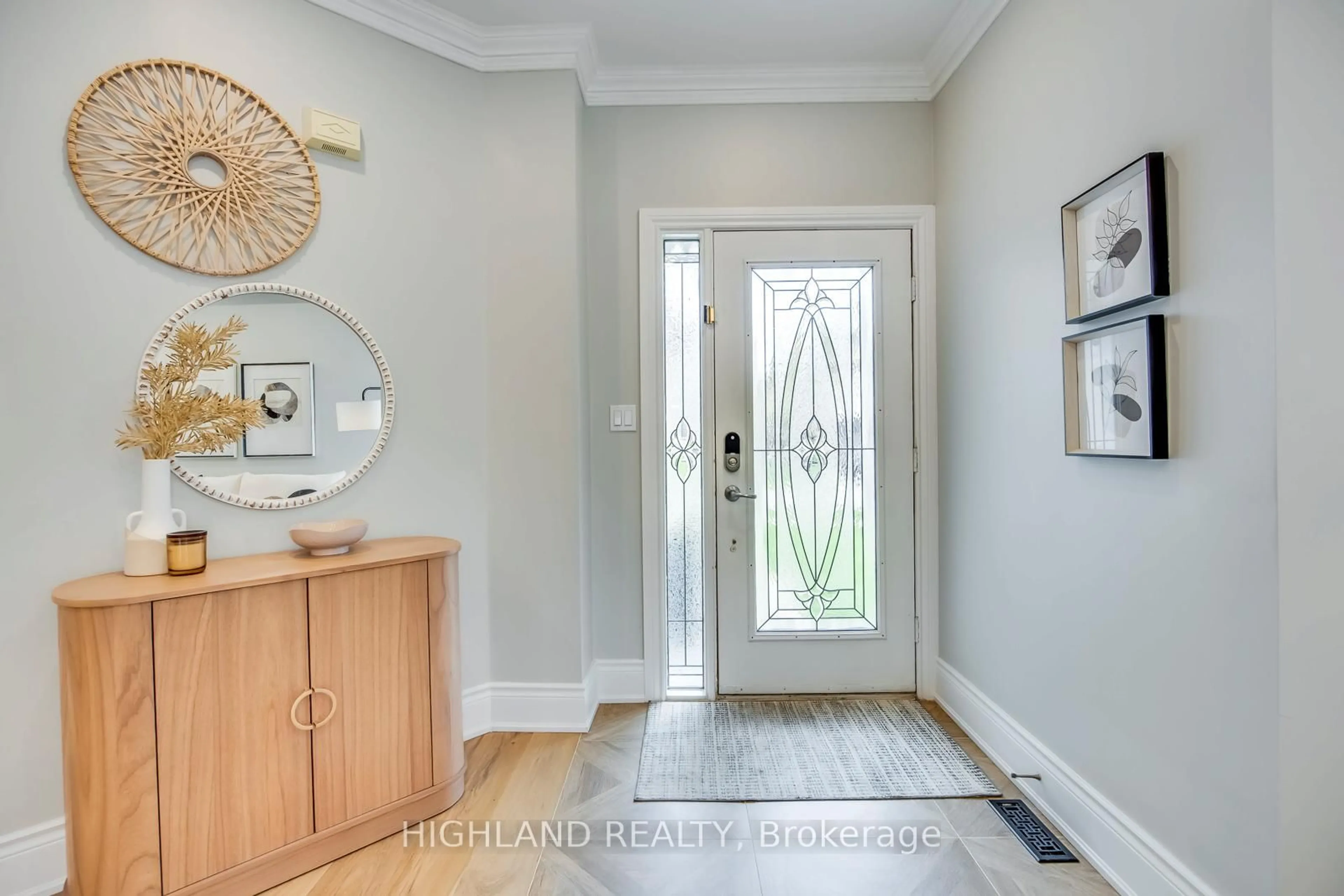 Indoor entryway for 2458 NICHOLS Dr, Oakville Ontario L6H 6Y5