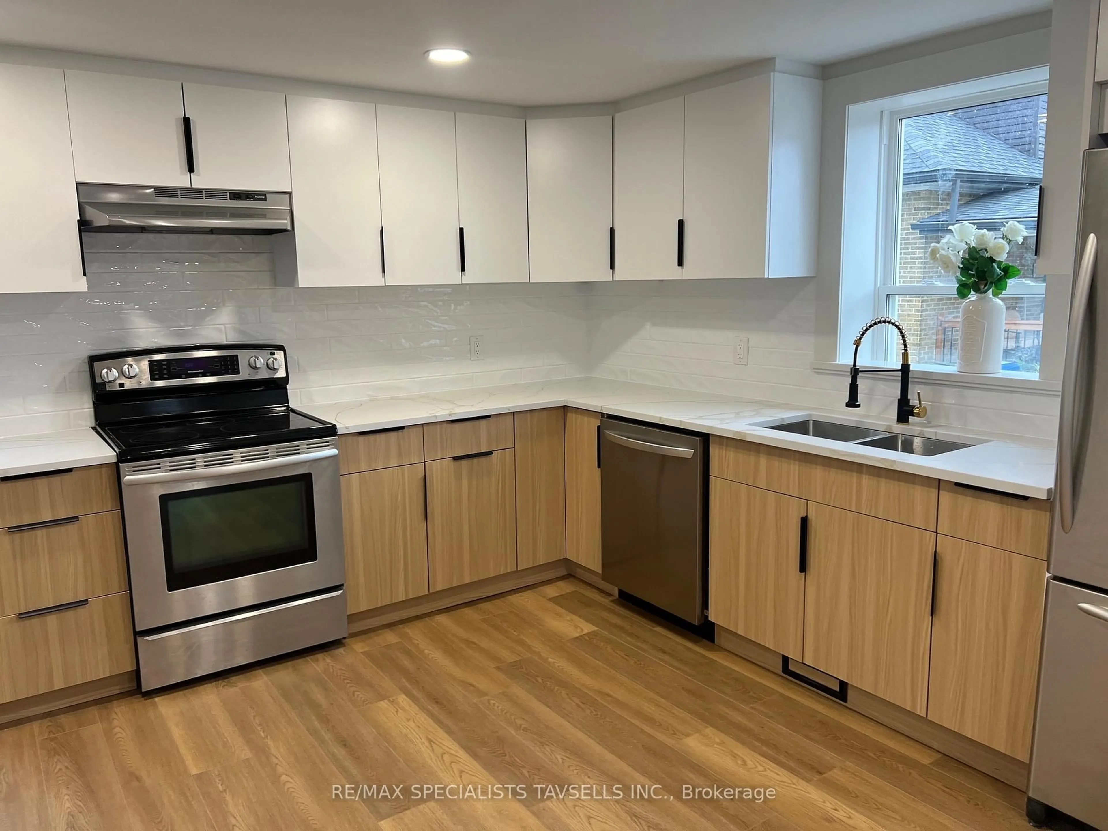 Standard kitchen, wood/laminate floor for 19774 Main St, Caledon Ontario L7K 0C5