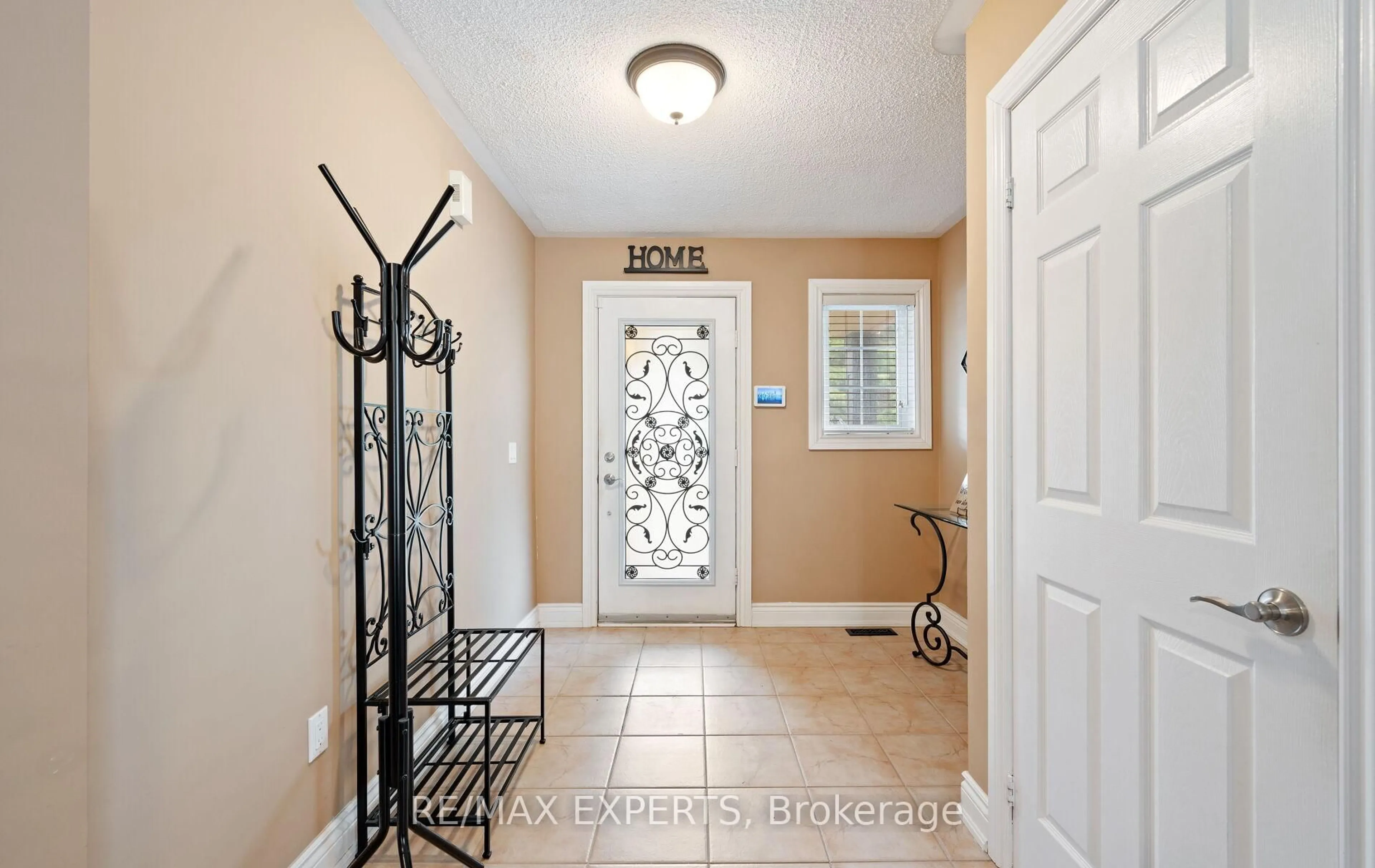 Indoor entryway for 118 Senator Way, Caledon Ontario L7E 2T2