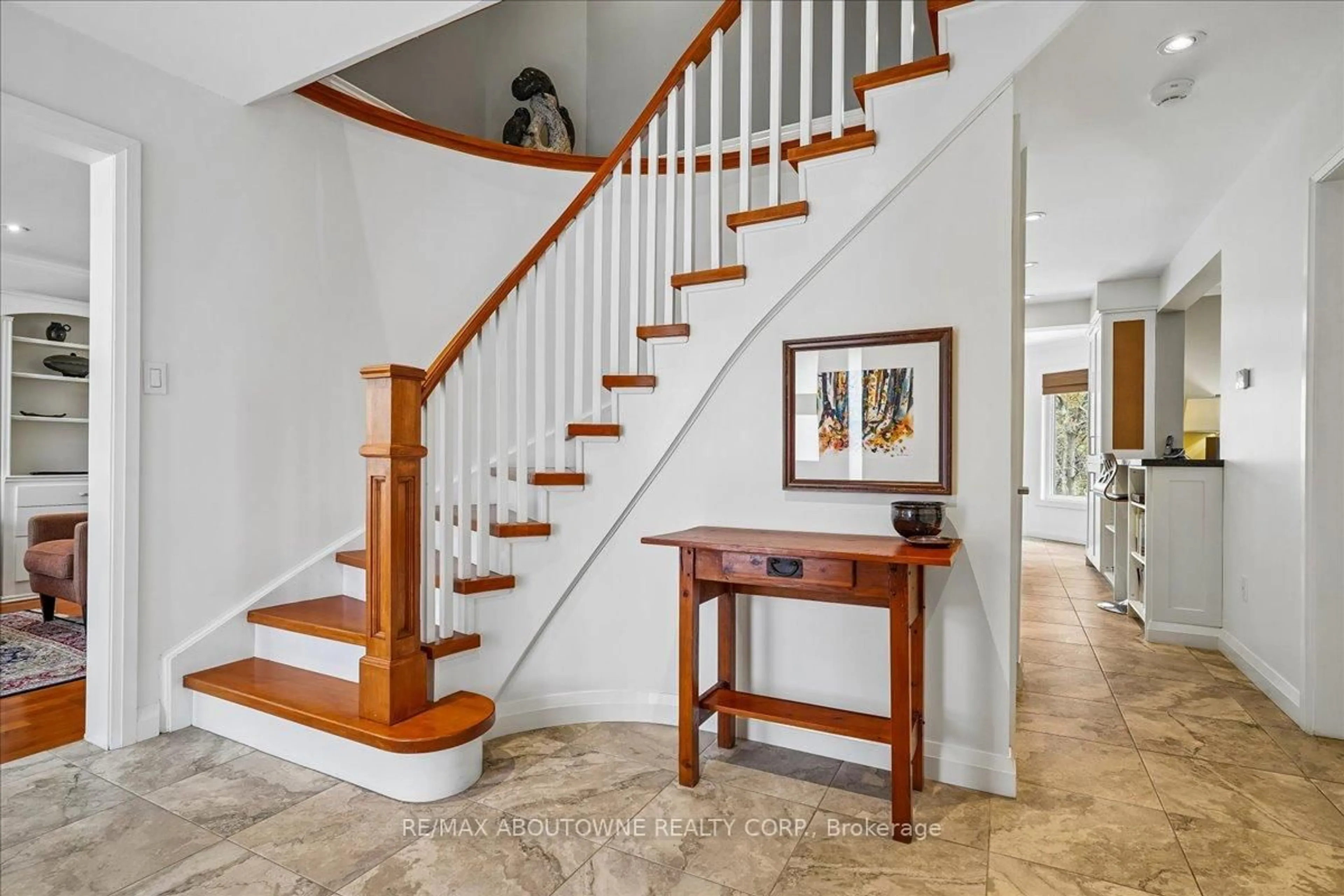 Indoor entryway for 1277 Old Bridle Path, Oakville Ontario L6M 1A3