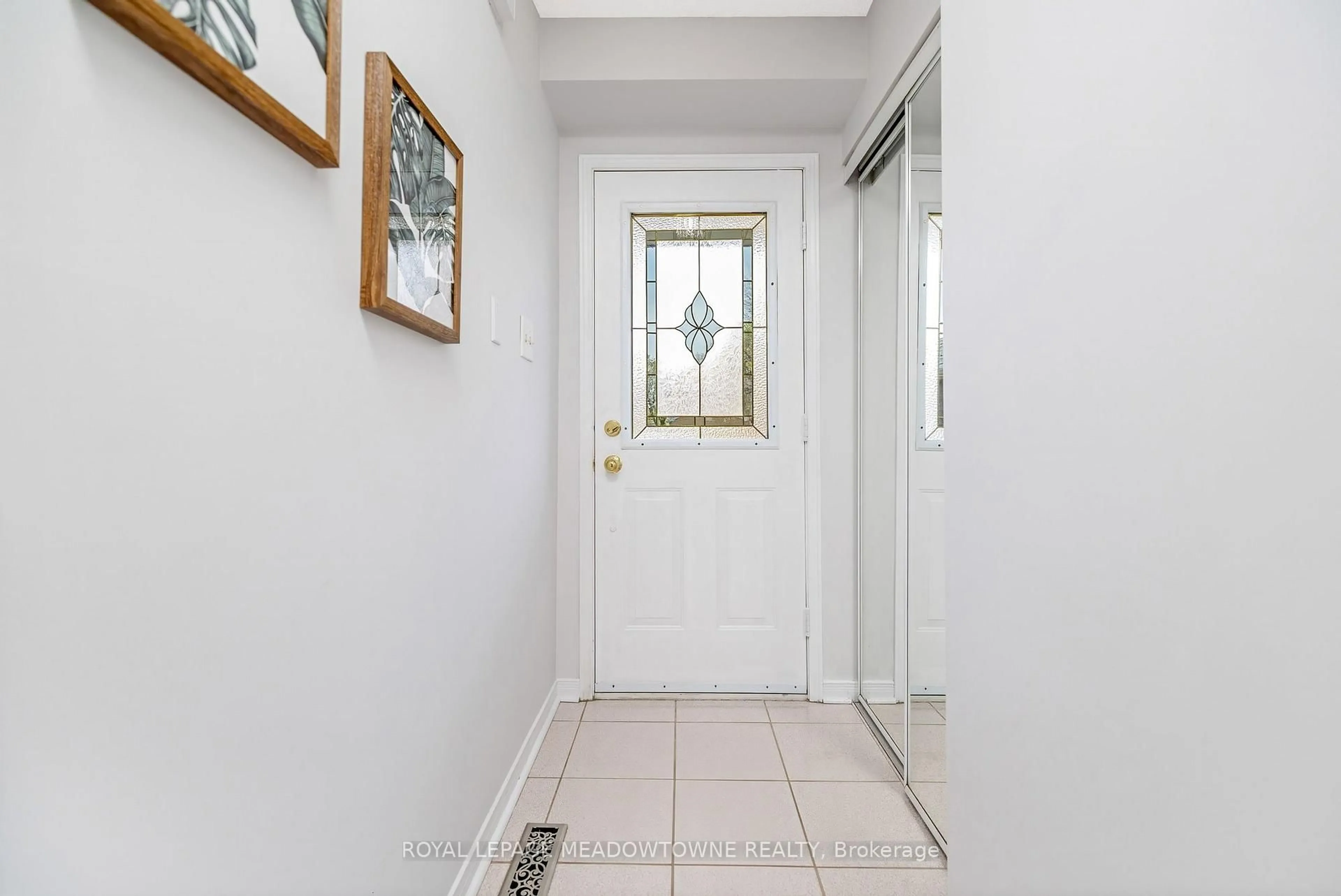Indoor entryway for 15 Mull Gate, Halton Hills Ontario L7G 5J6