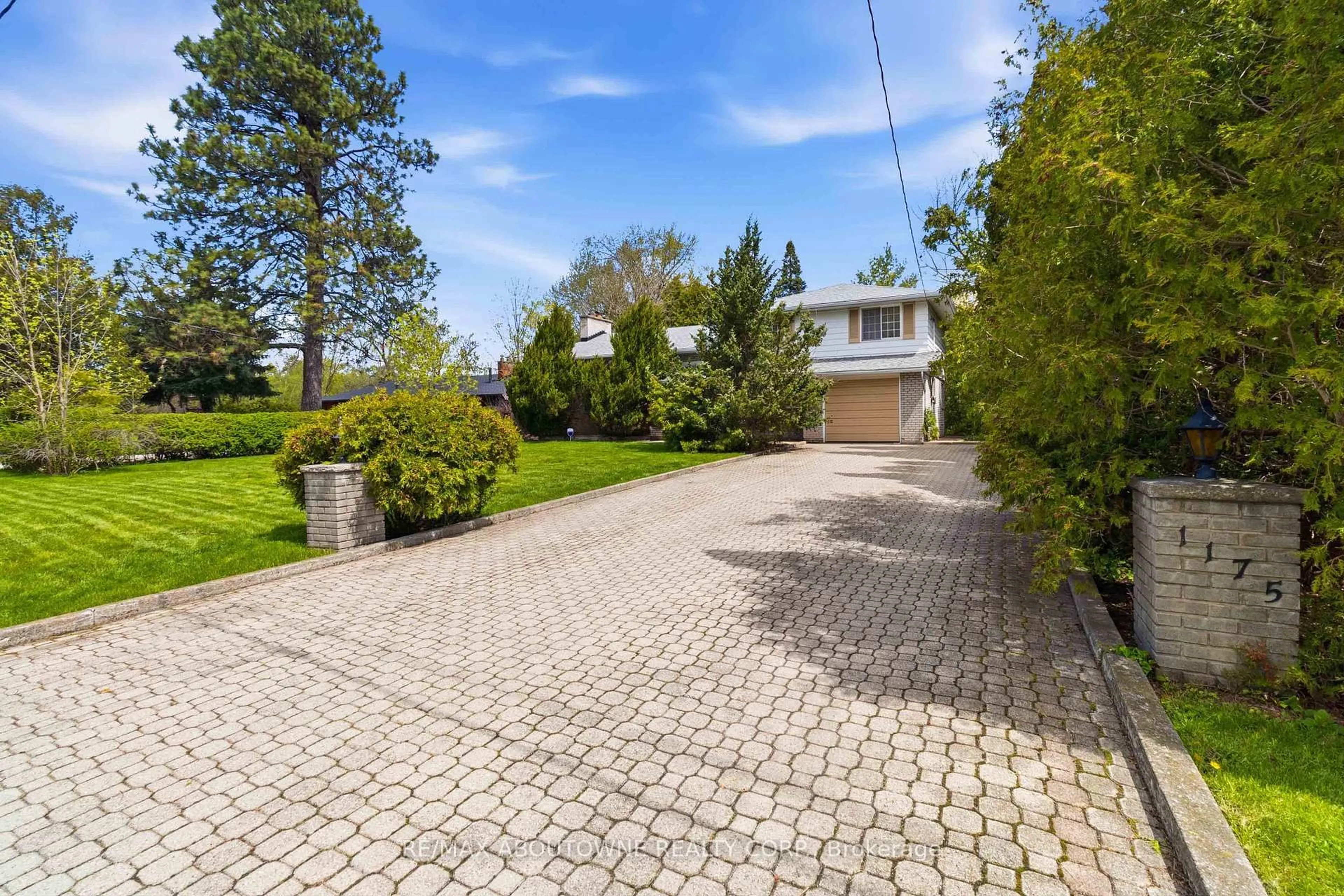 A pic from outside/outdoor area/front of a property/back of a property/a pic from drone, street for 1175 Willowbrook Dr, Oakville Ontario L6L 2J9