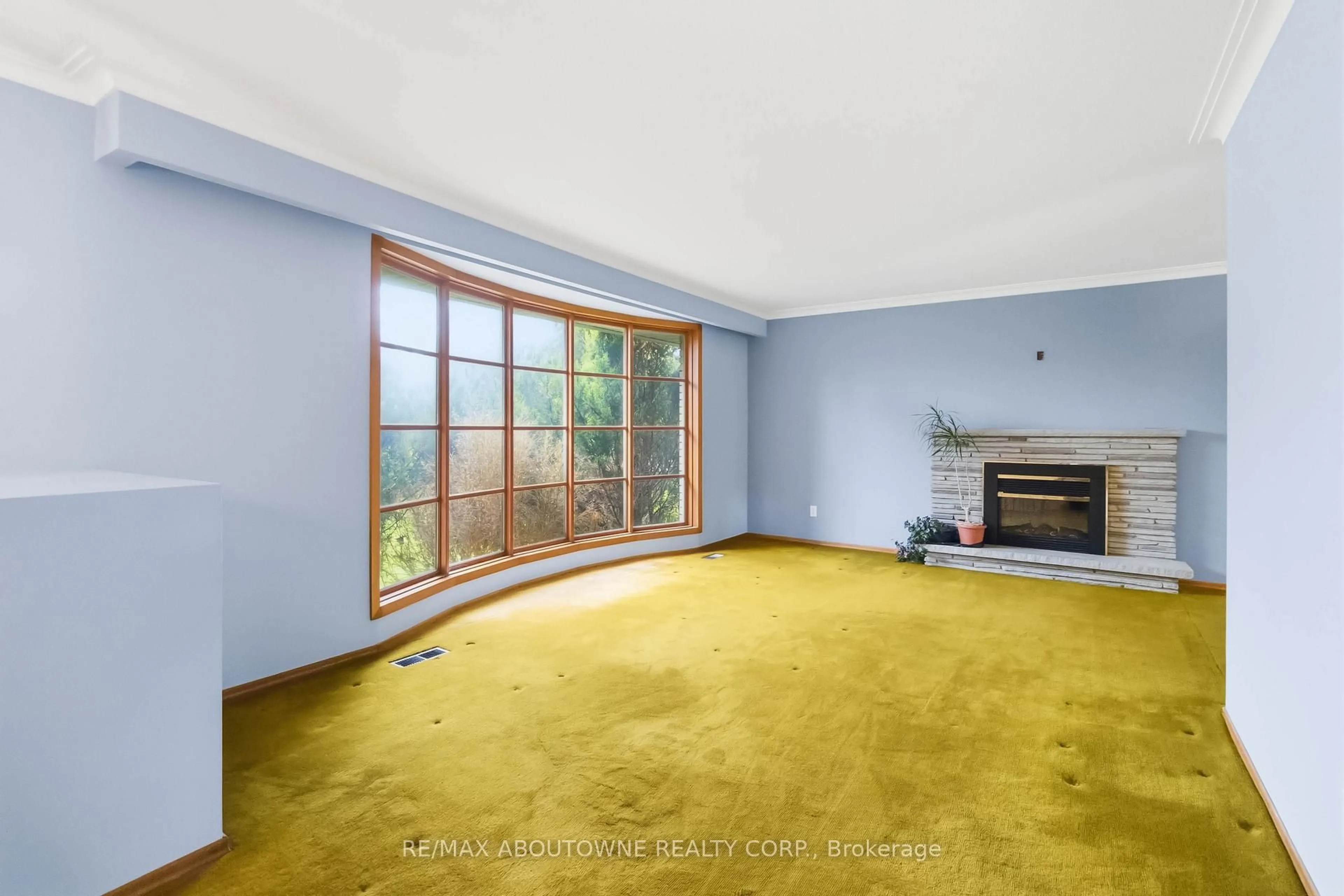 A pic of a room for 1175 Willowbrook Dr, Oakville Ontario L6L 2J9