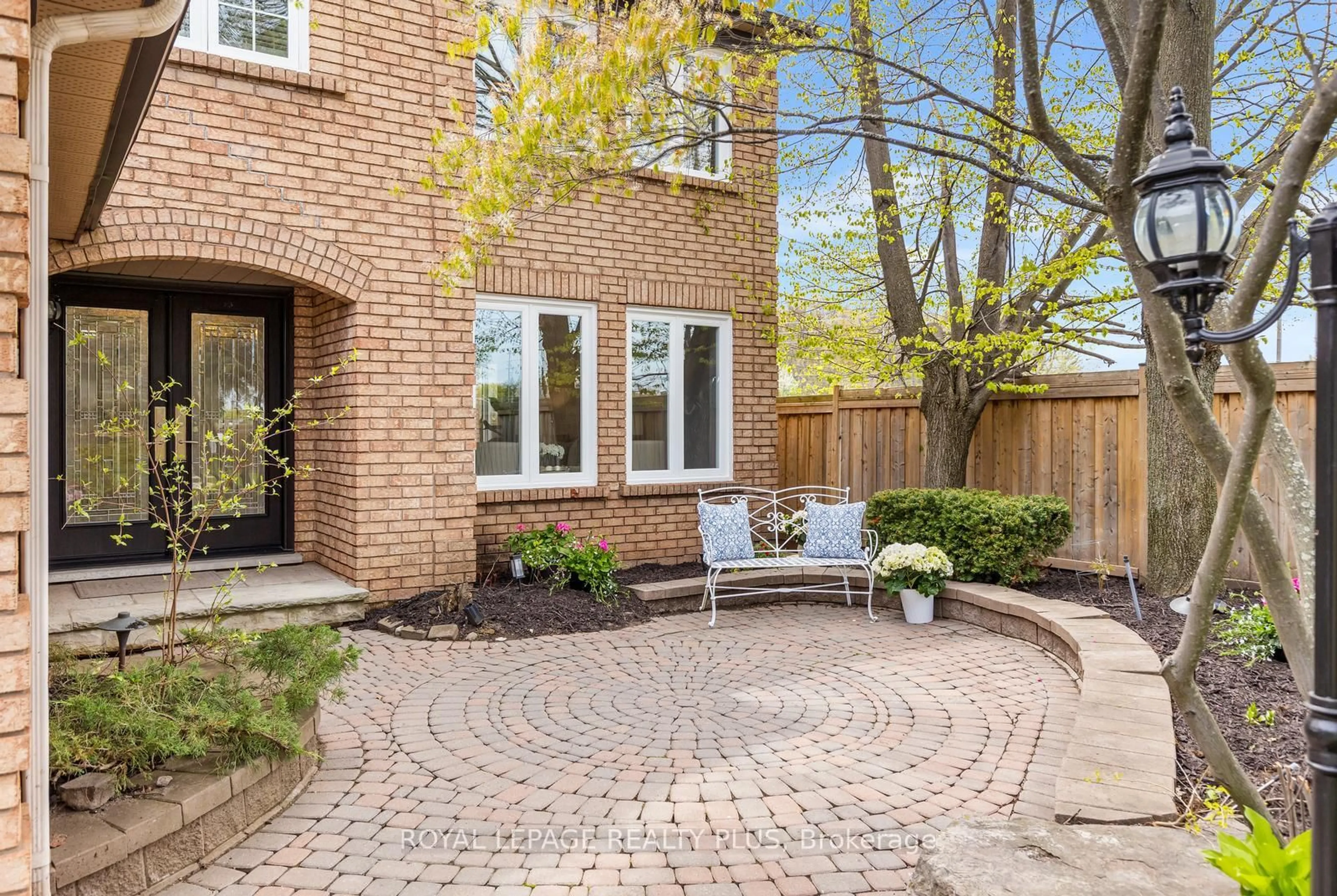 Patio, street for 1504 Tanner Crt, Oakville Ontario L6M 2Z3