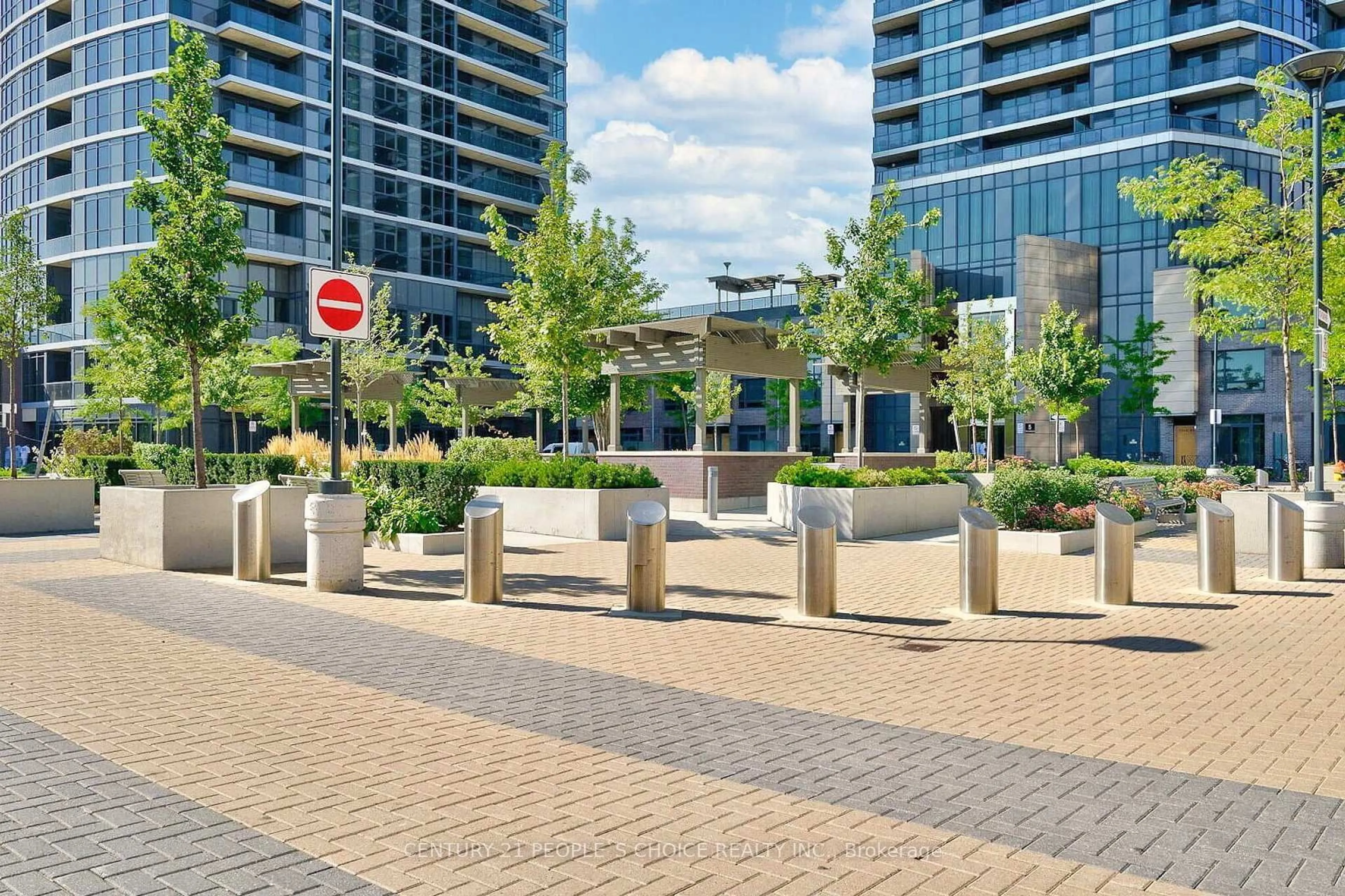 Patio, street for 5 Valhalla Inn Rd #1302, Toronto Ontario M9B 1S9