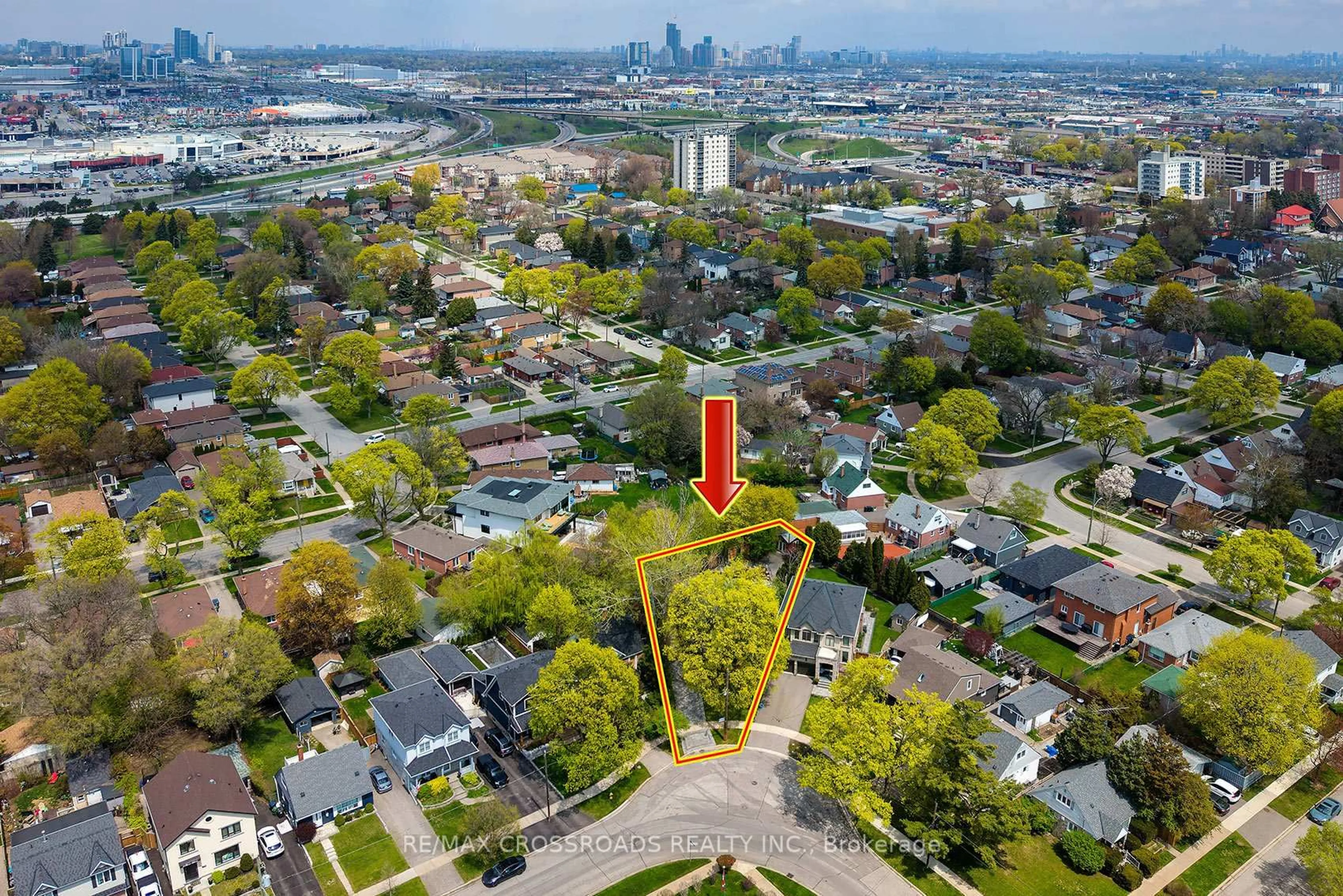 A pic from outside/outdoor area/front of a property/back of a property/a pic from drone, city buildings view from balcony for 33 Norfolk Ave, Toronto Ontario M8W 4T6