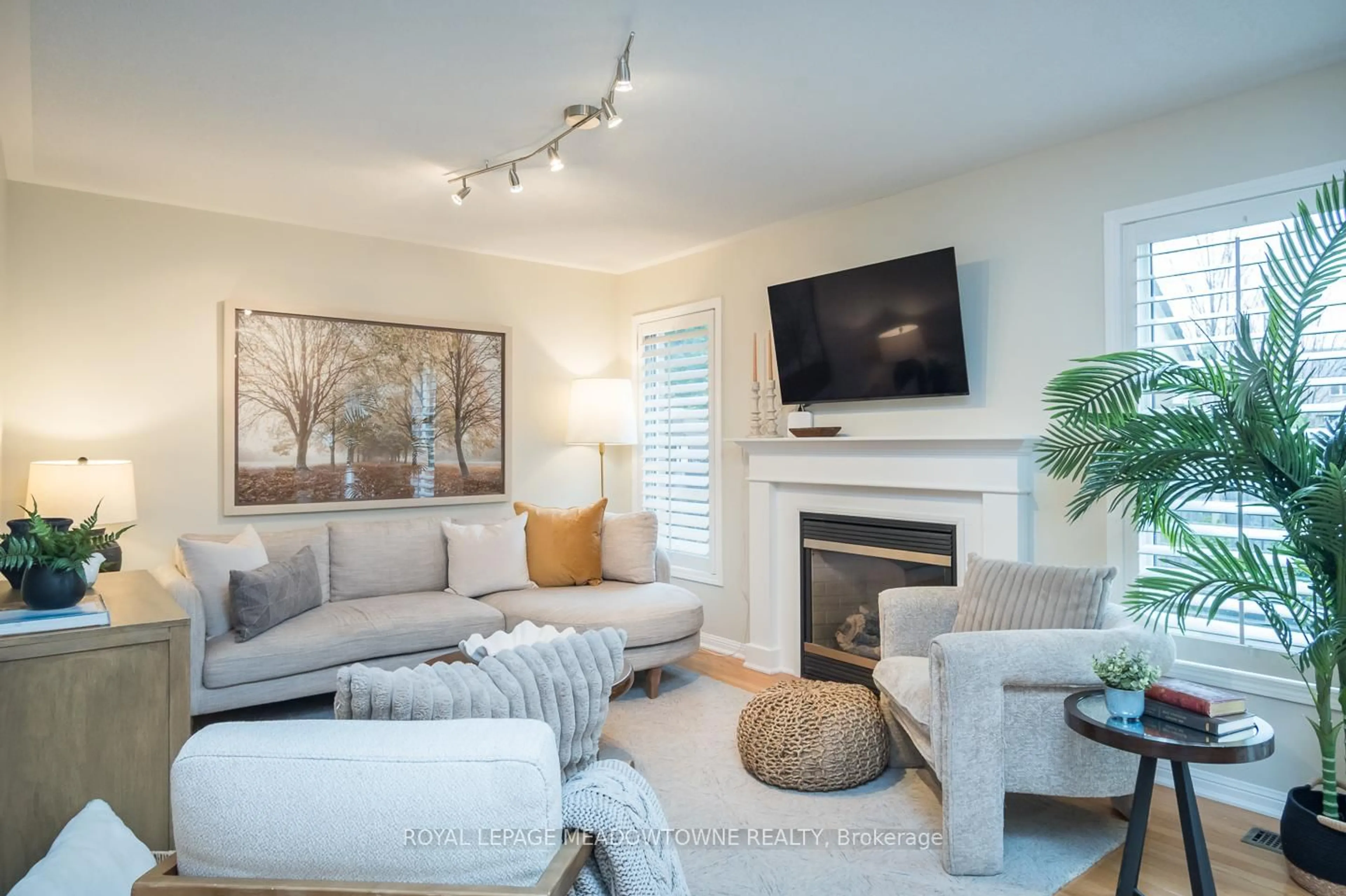 Living room with furniture, unknown for 292 Mcdougall Cross, Milton Ontario L9T 0N6