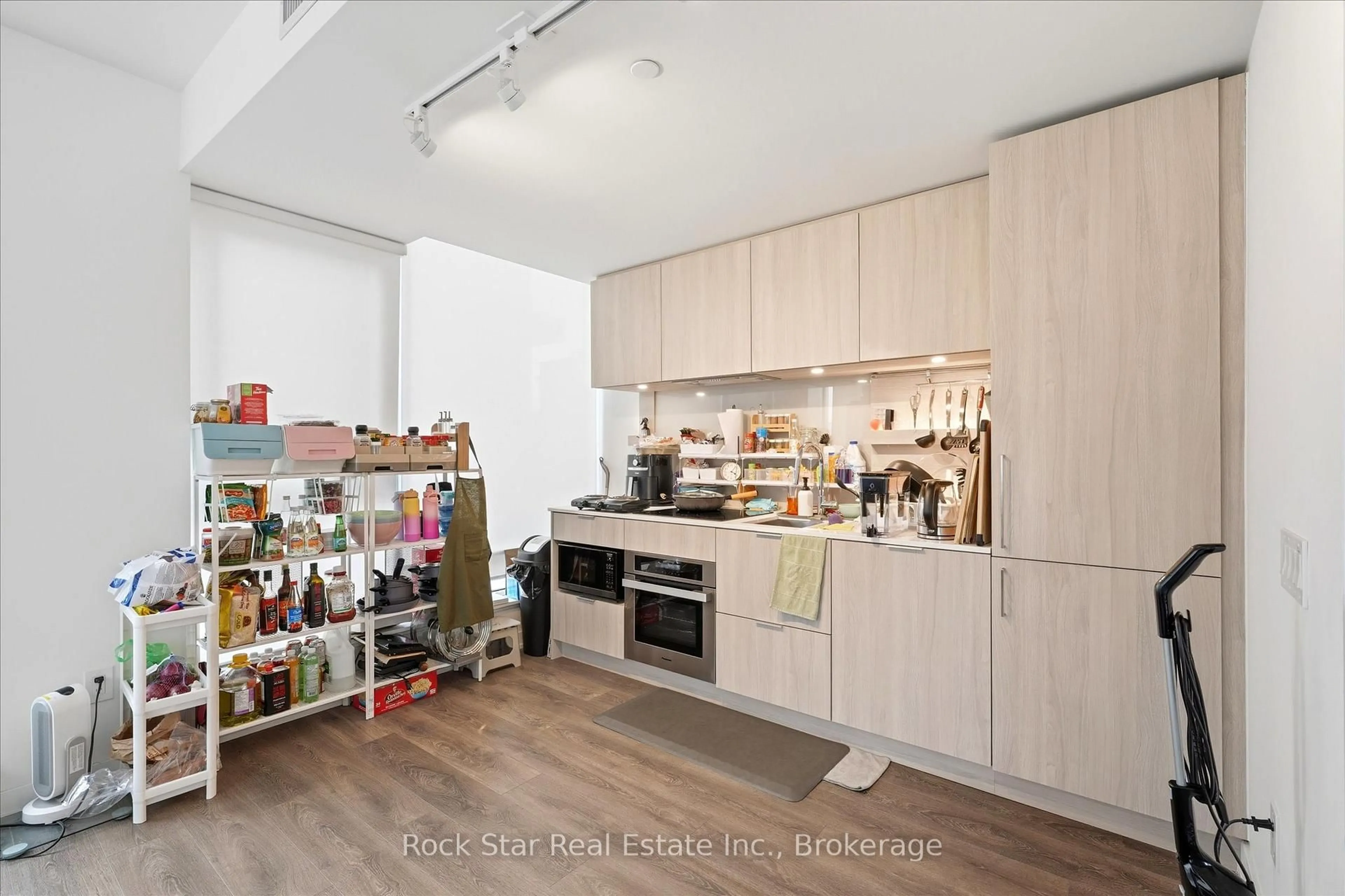 Unknown for 28 Ann St #209, Mississauga Ontario L5G 0E1