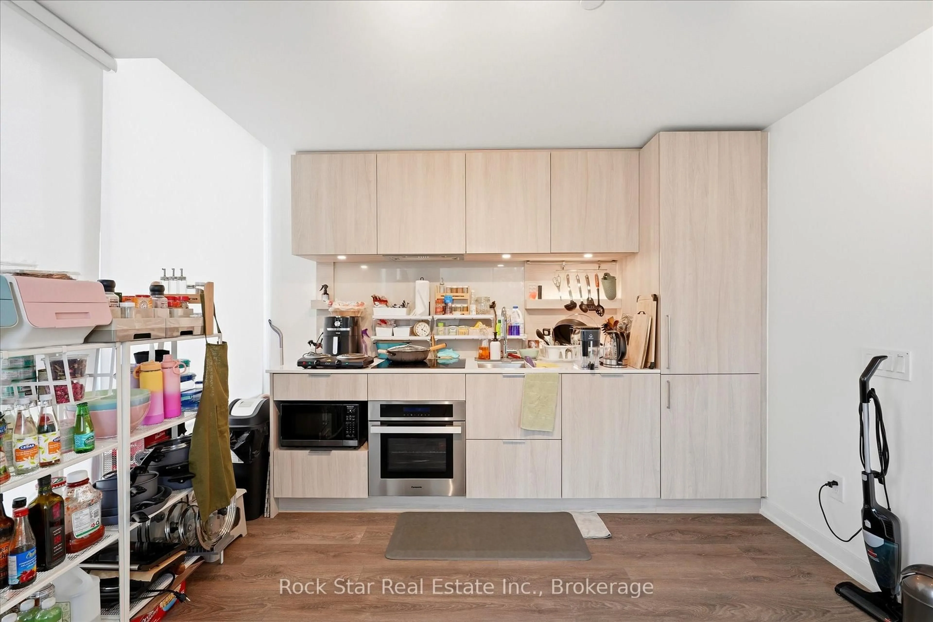 Standard kitchen, wood/laminate floor for 28 Ann St #209, Mississauga Ontario L5G 0E1