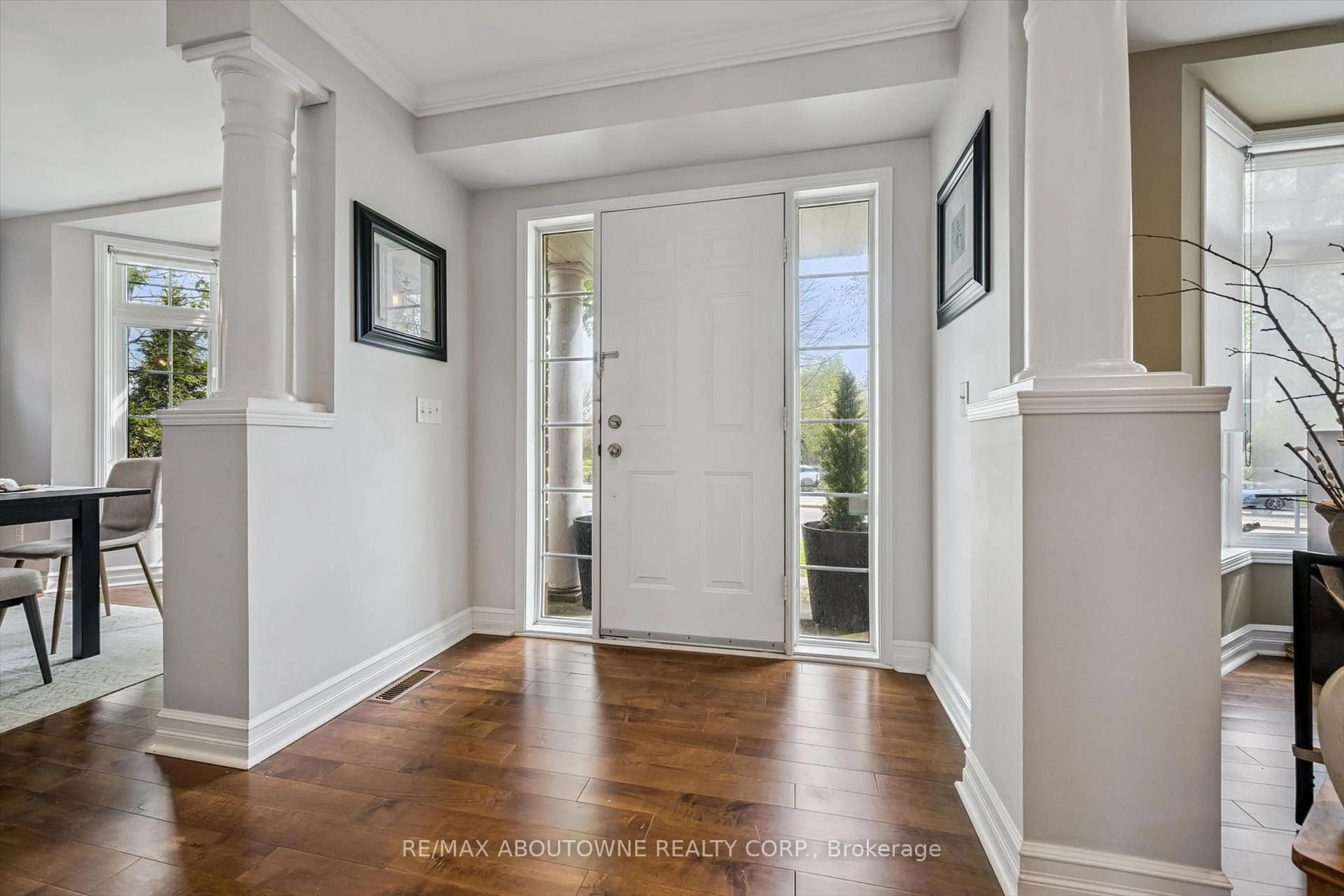 Indoor entryway for 2500 Sixth Line, Oakville Ontario L6H 5Z8