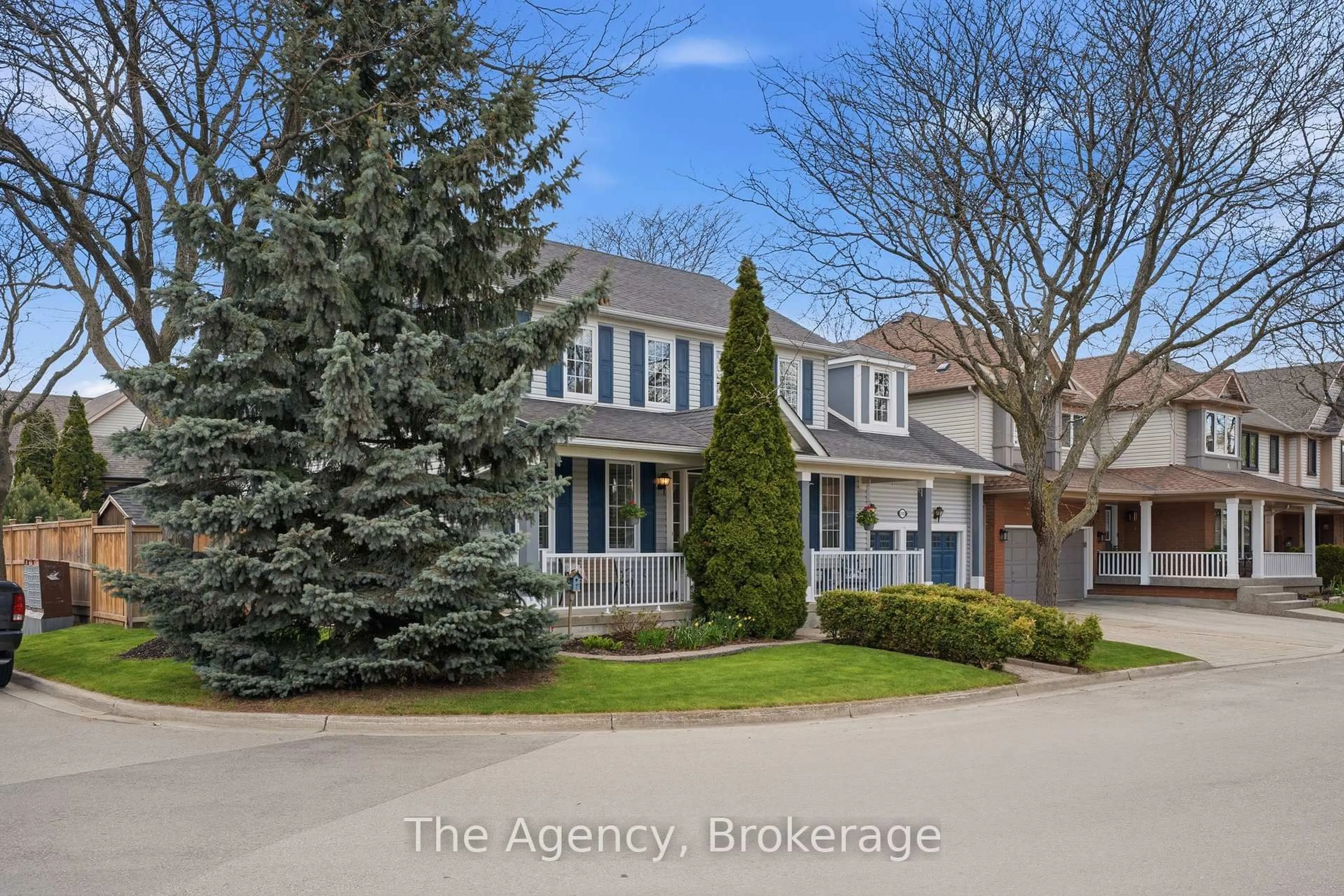A pic from outside/outdoor area/front of a property/back of a property/a pic from drone, street for 2112 Novis Way, Burlington Ontario L7L 6M7
