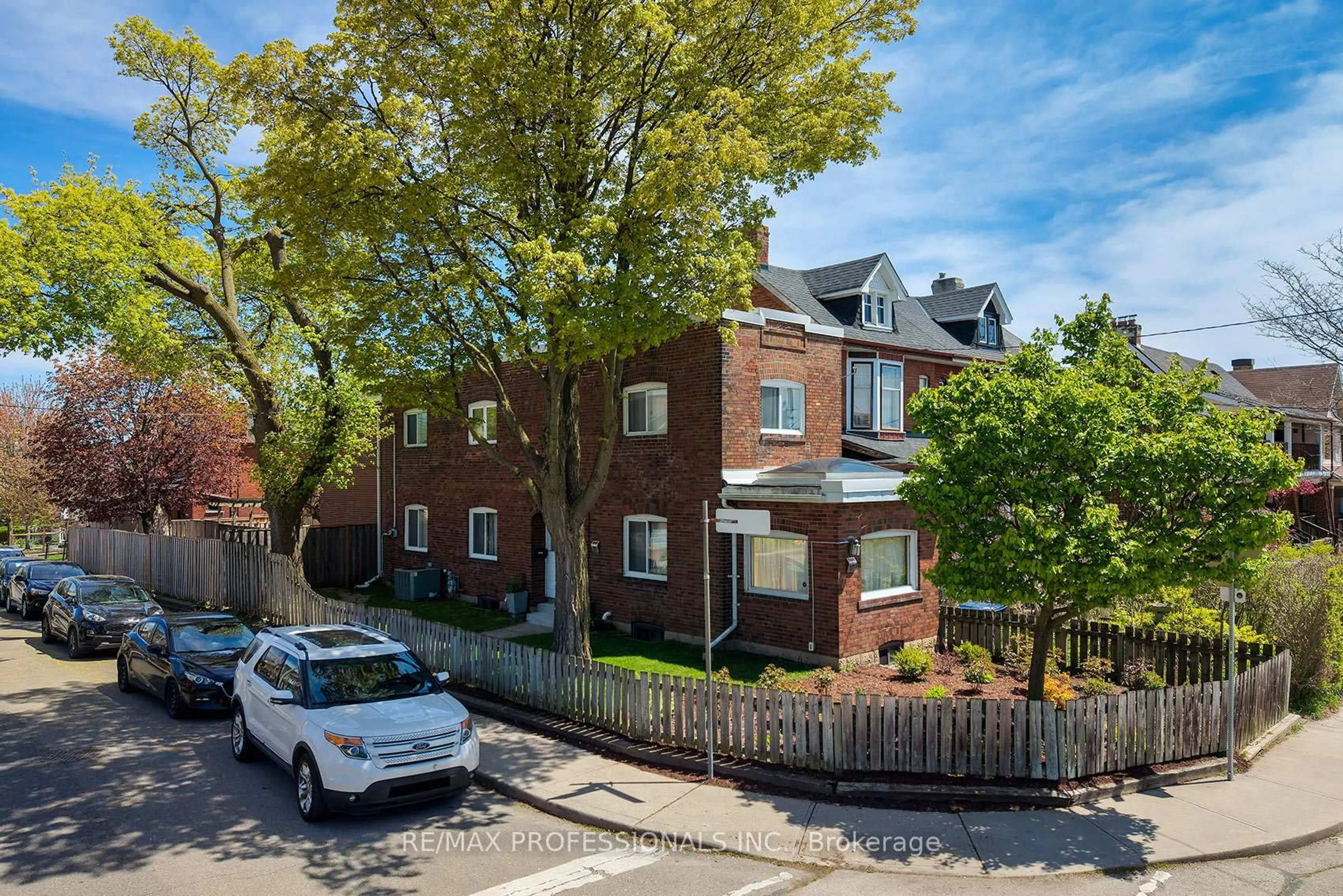 A pic from outside/outdoor area/front of a property/back of a property/a pic from drone, street for 117 Boon Ave, Toronto Ontario M6E 3Z4
