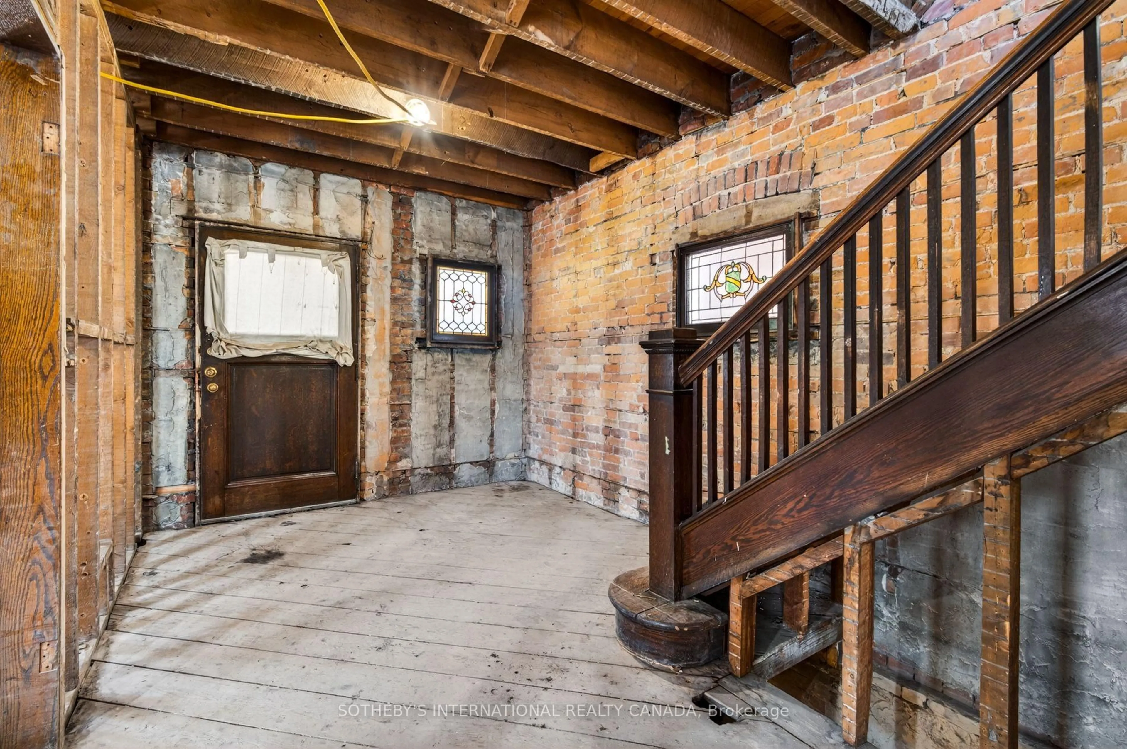 Indoor foyer for 579 Indian Rd, Toronto Ontario M6P 2C3