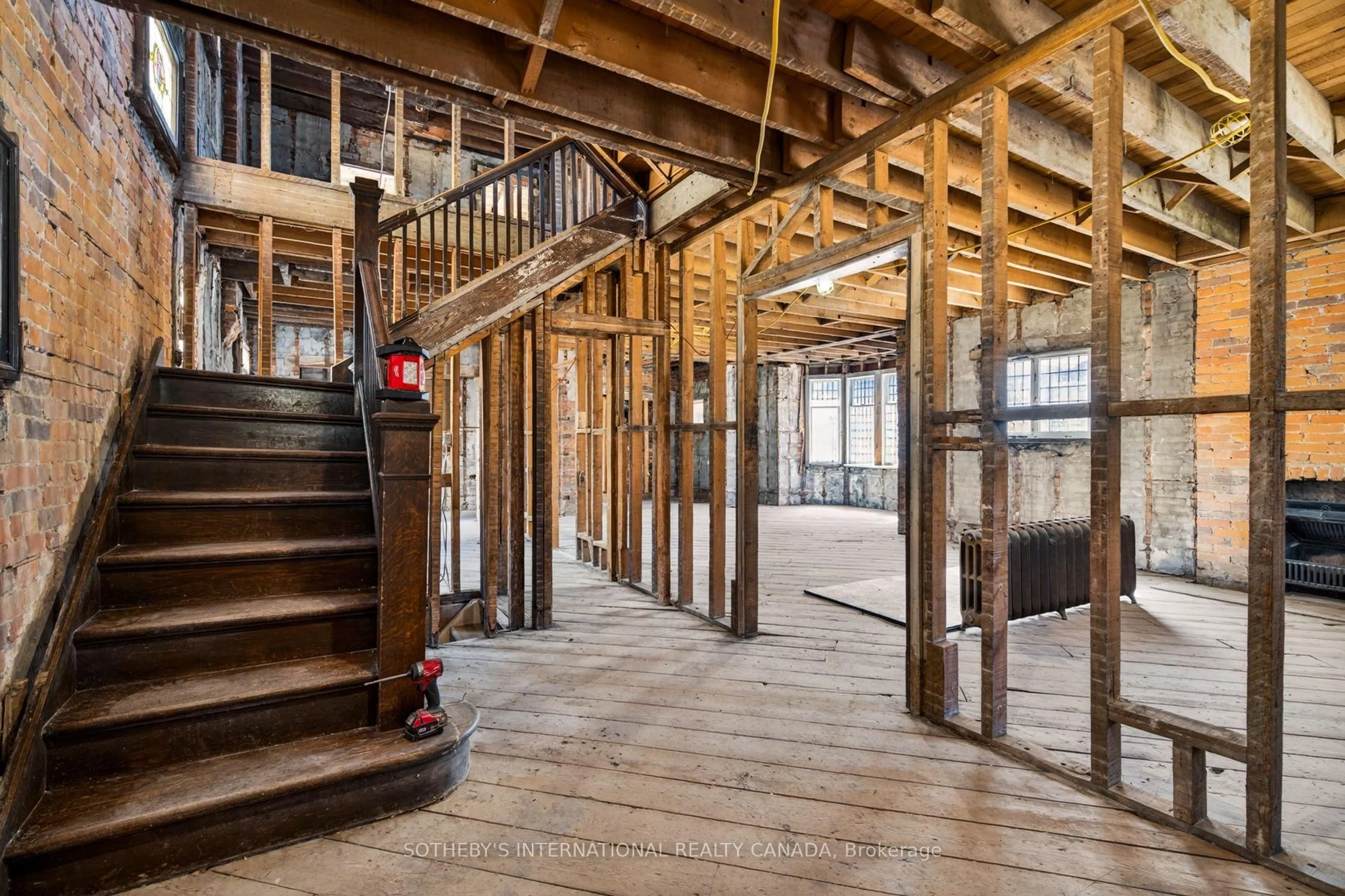 Indoor foyer for 579 Indian Rd, Toronto Ontario M6P 2C3