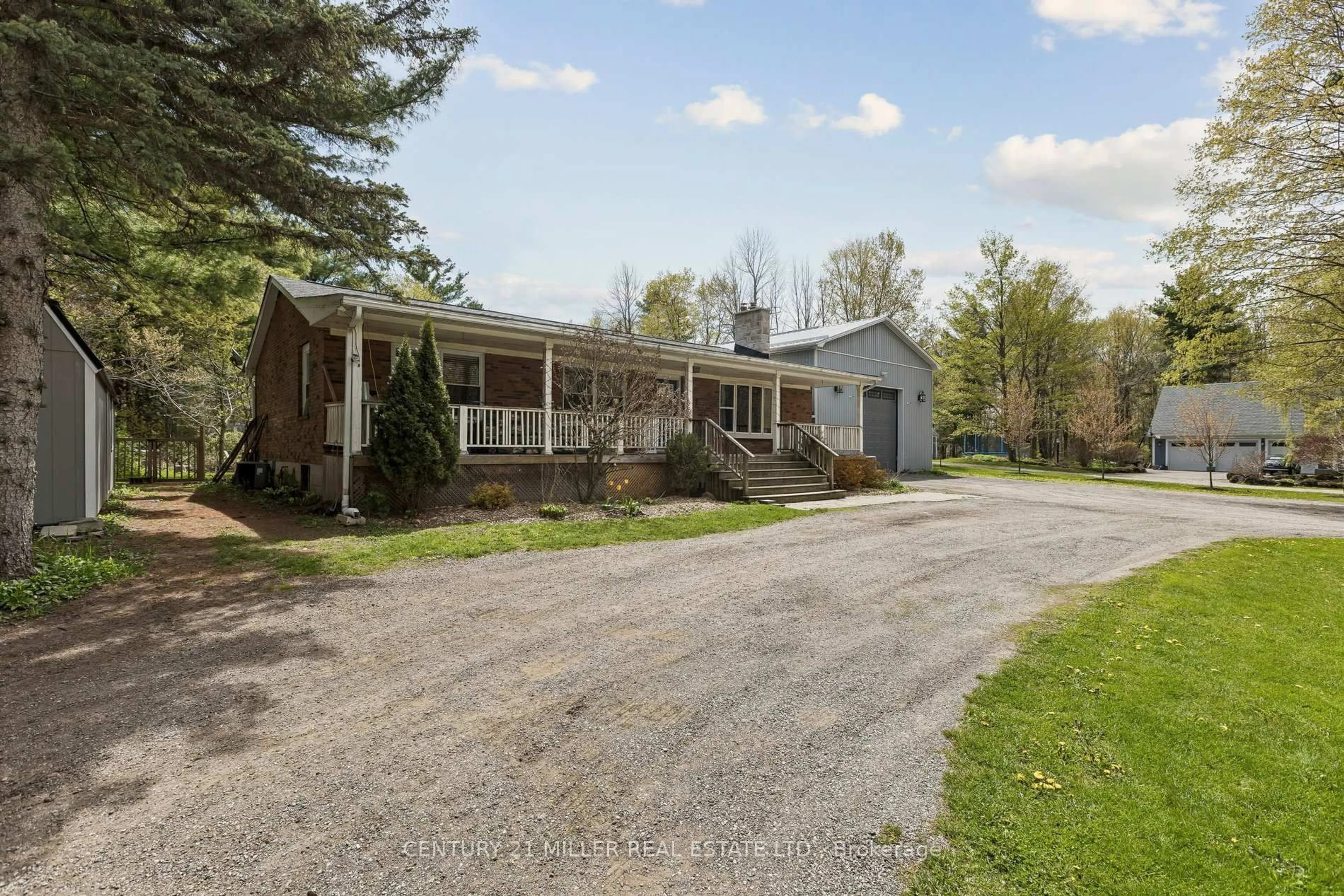 A pic from outside/outdoor area/front of a property/back of a property/a pic from drone, street for 6508 17 Sdrd, Halton Hills Ontario L7J 2M1