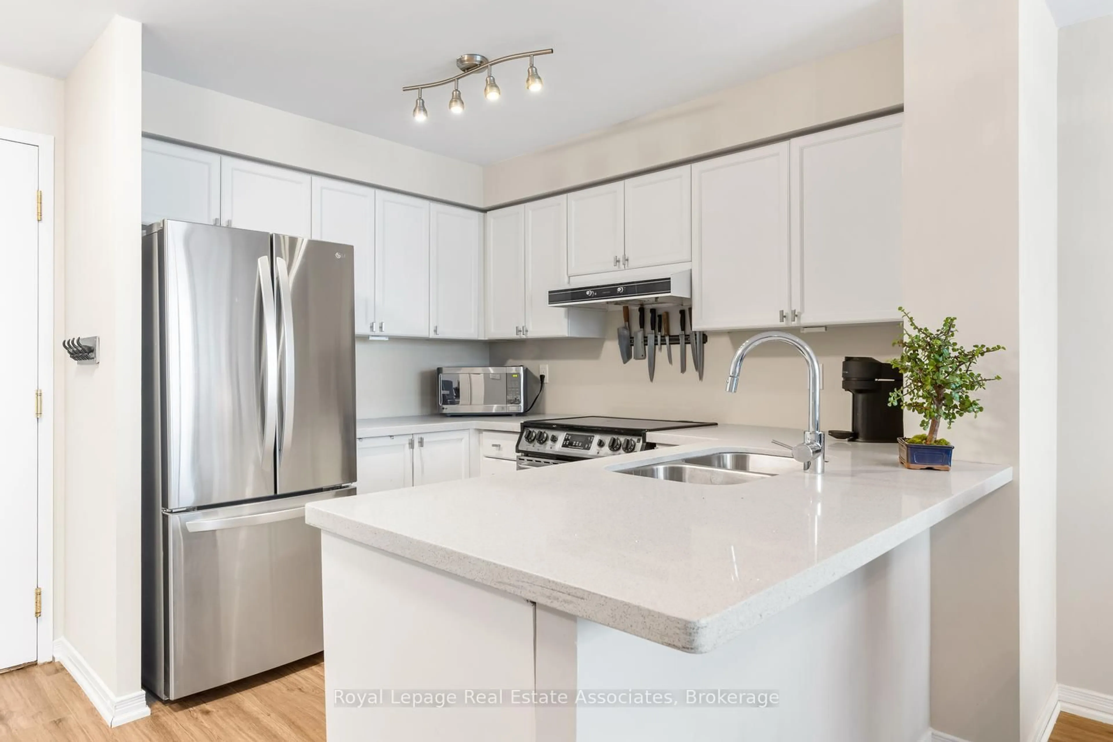 Unknown for 2565 Erin Centre Blvd #PH7, Mississauga Ontario L5M 6Z8