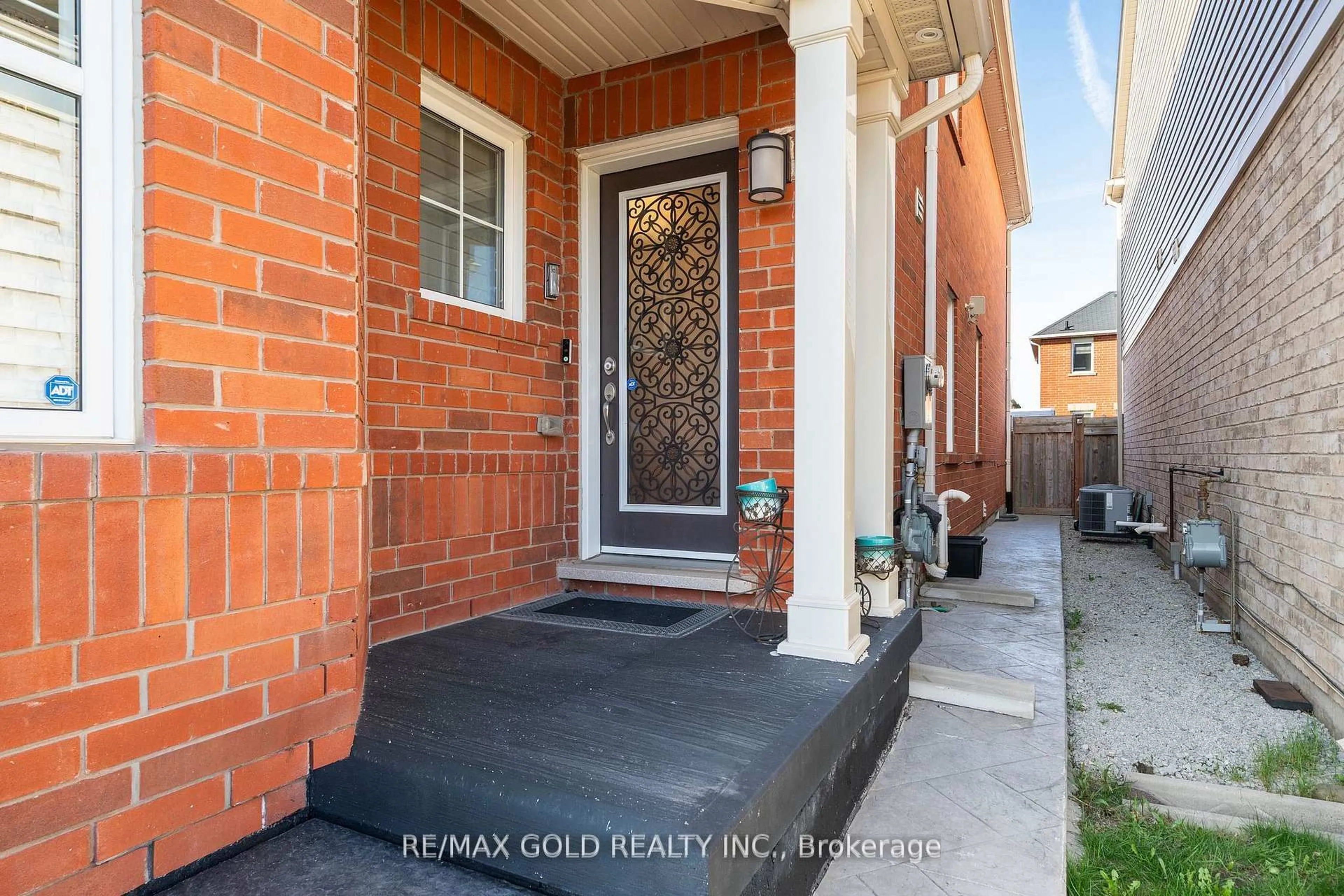 Indoor entryway for 1035 SAVOLINE Blvd, Milton Ontario L9T 8P2