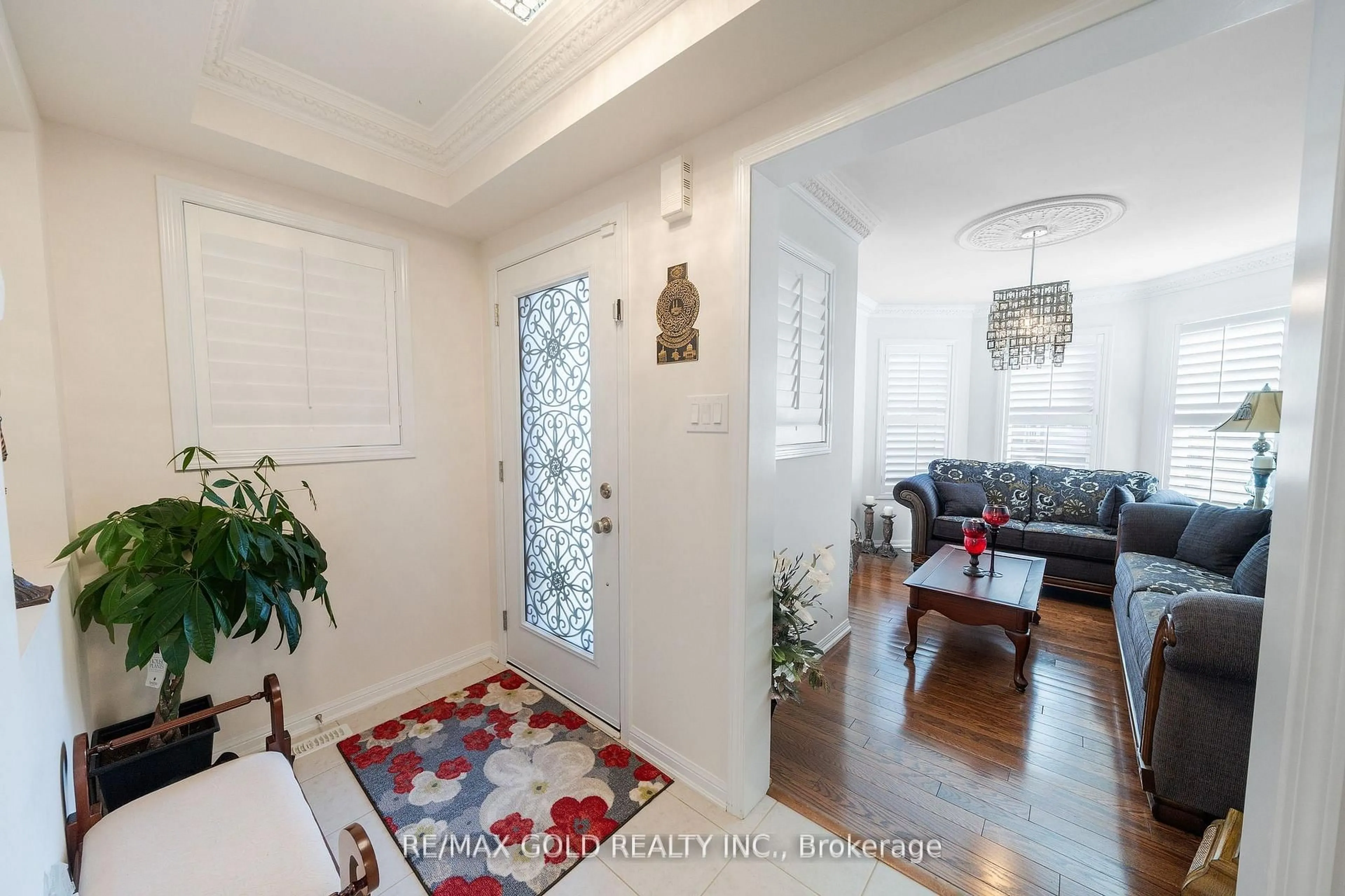 Indoor entryway for 1035 SAVOLINE Blvd, Milton Ontario L9T 8P2