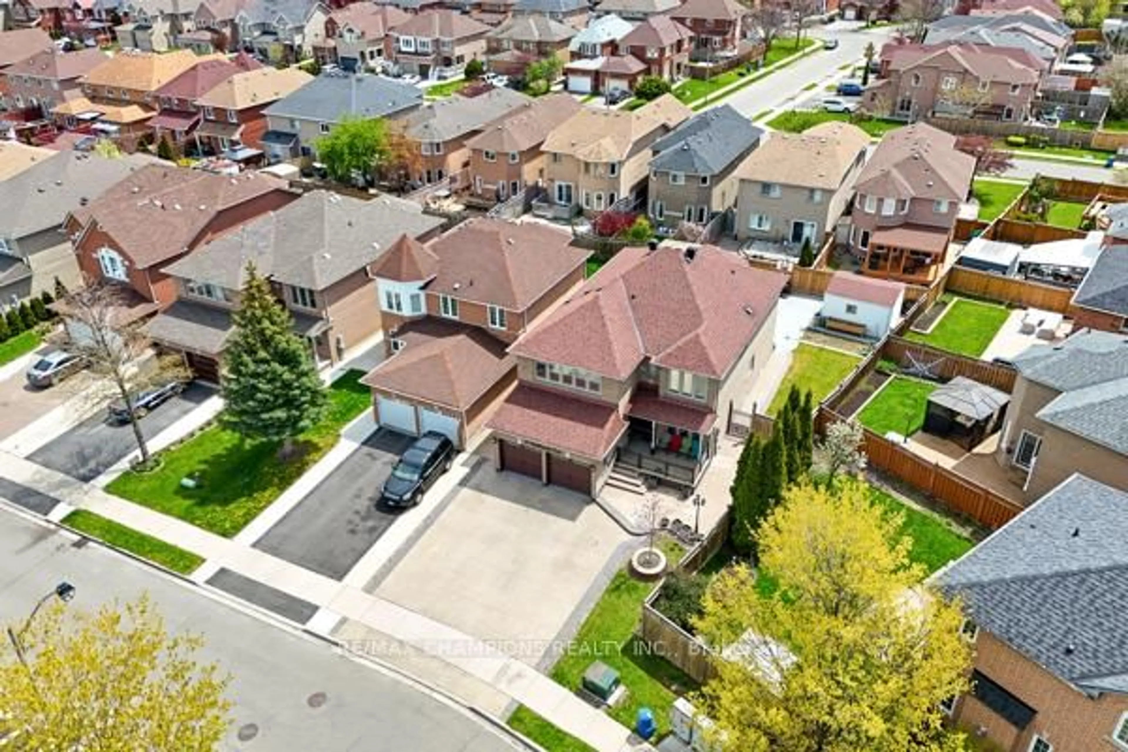 A pic from outside/outdoor area/front of a property/back of a property/a pic from drone, street for 3 Fiddleneck Cres, Brampton Ontario L6R 1R2