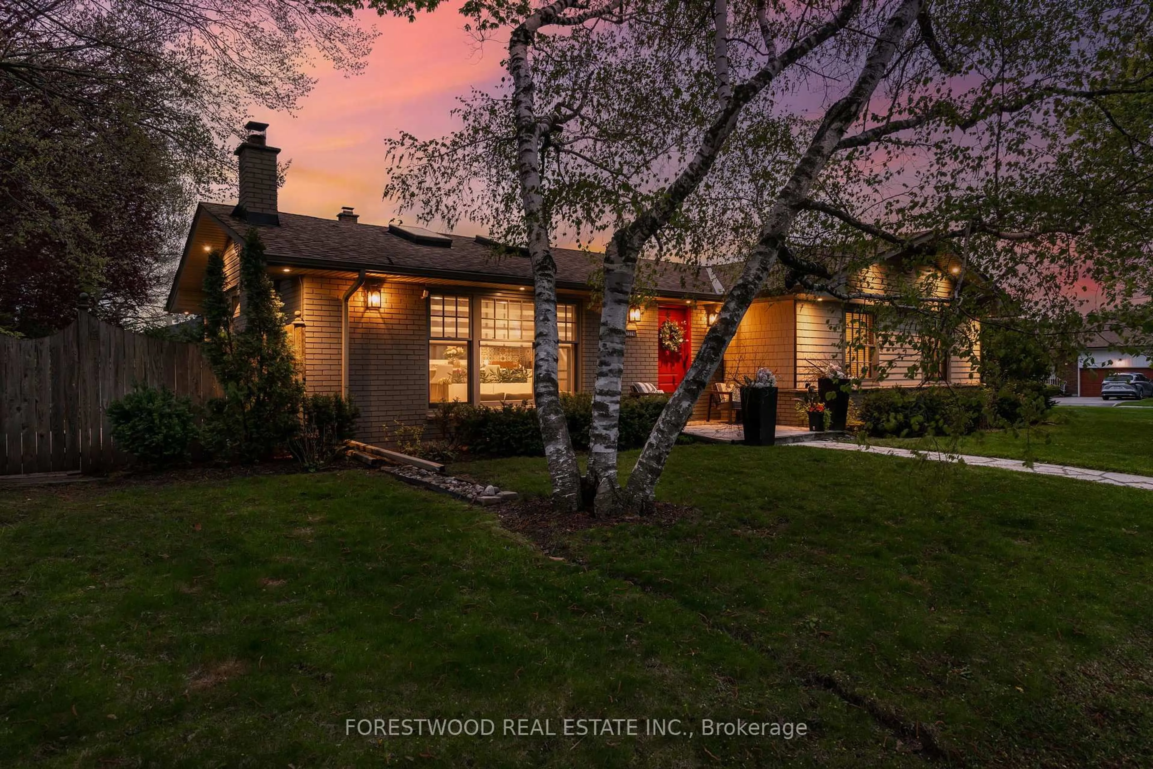 A pic from outside/outdoor area/front of a property/back of a property/a pic from drone, street for 3376 Grassfire Cres, Mississauga Ontario L4Y 3K2
