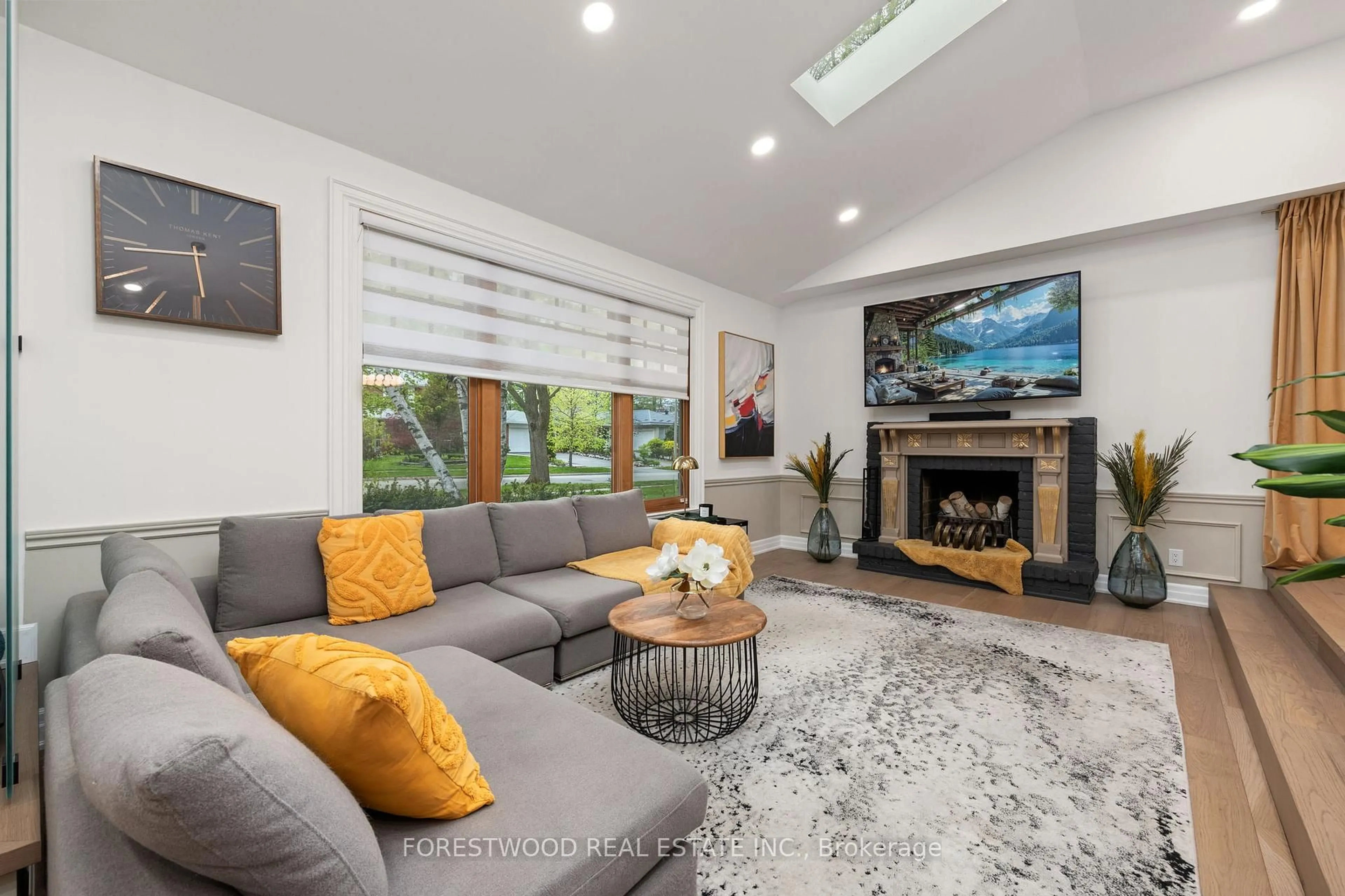 Living room with furniture, unknown for 3376 Grassfire Cres, Mississauga Ontario L4Y 3K2