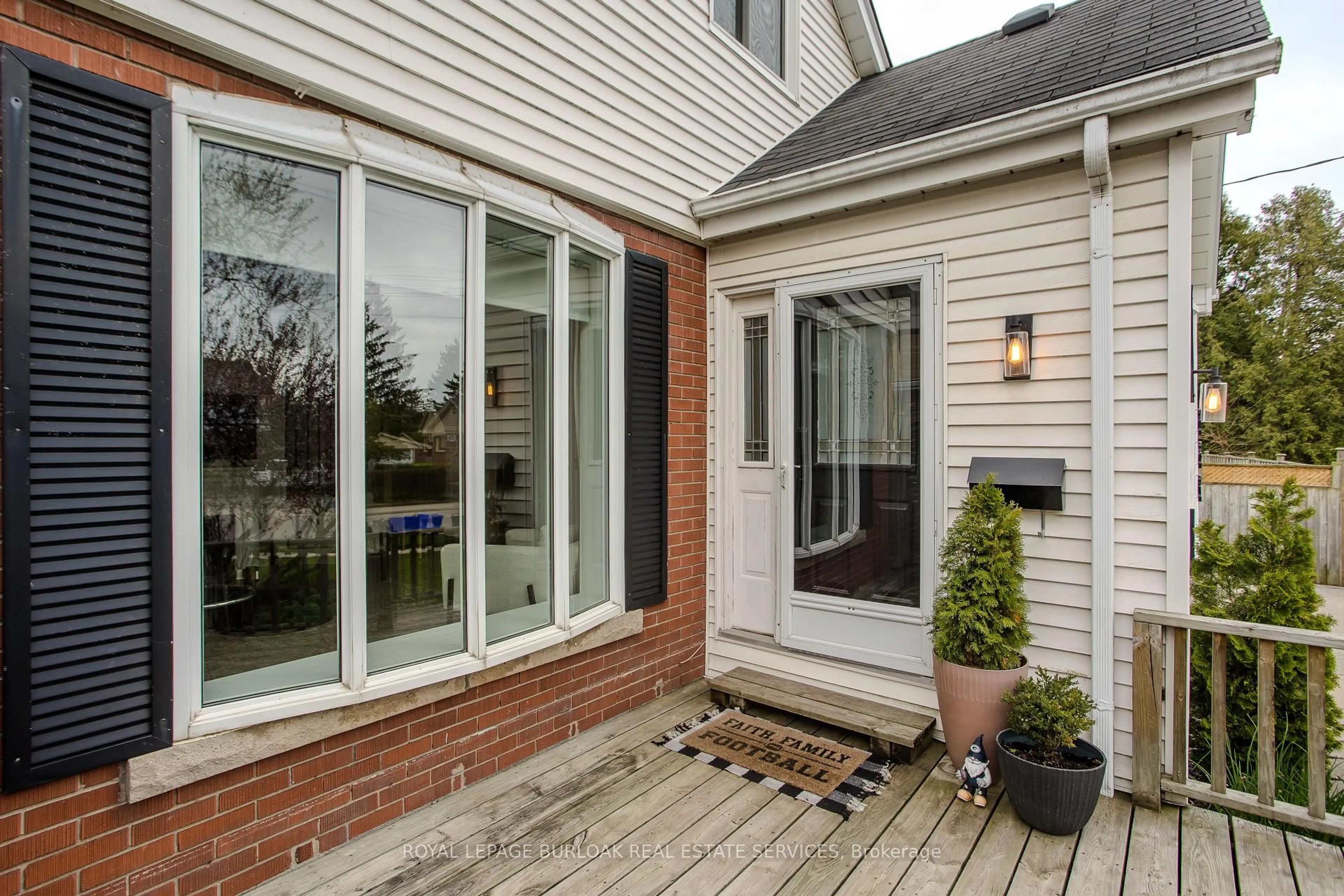 Home with brick exterior material, street for 333 St Paul St, Burlington Ontario L7R 3K2
