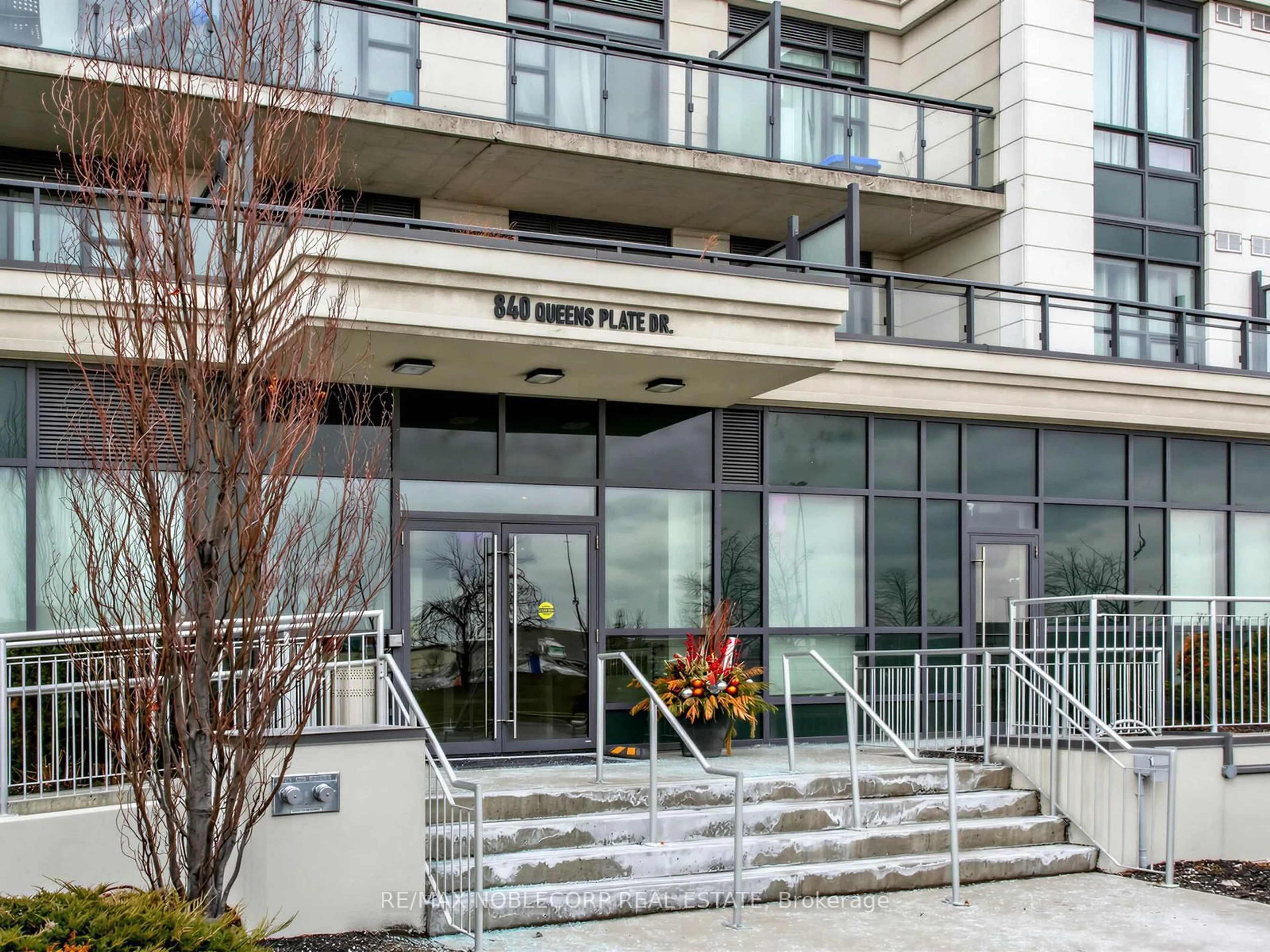 Indoor foyer for 840 QUEENS PLATE Dr #1705, Toronto Ontario M9W 0E7