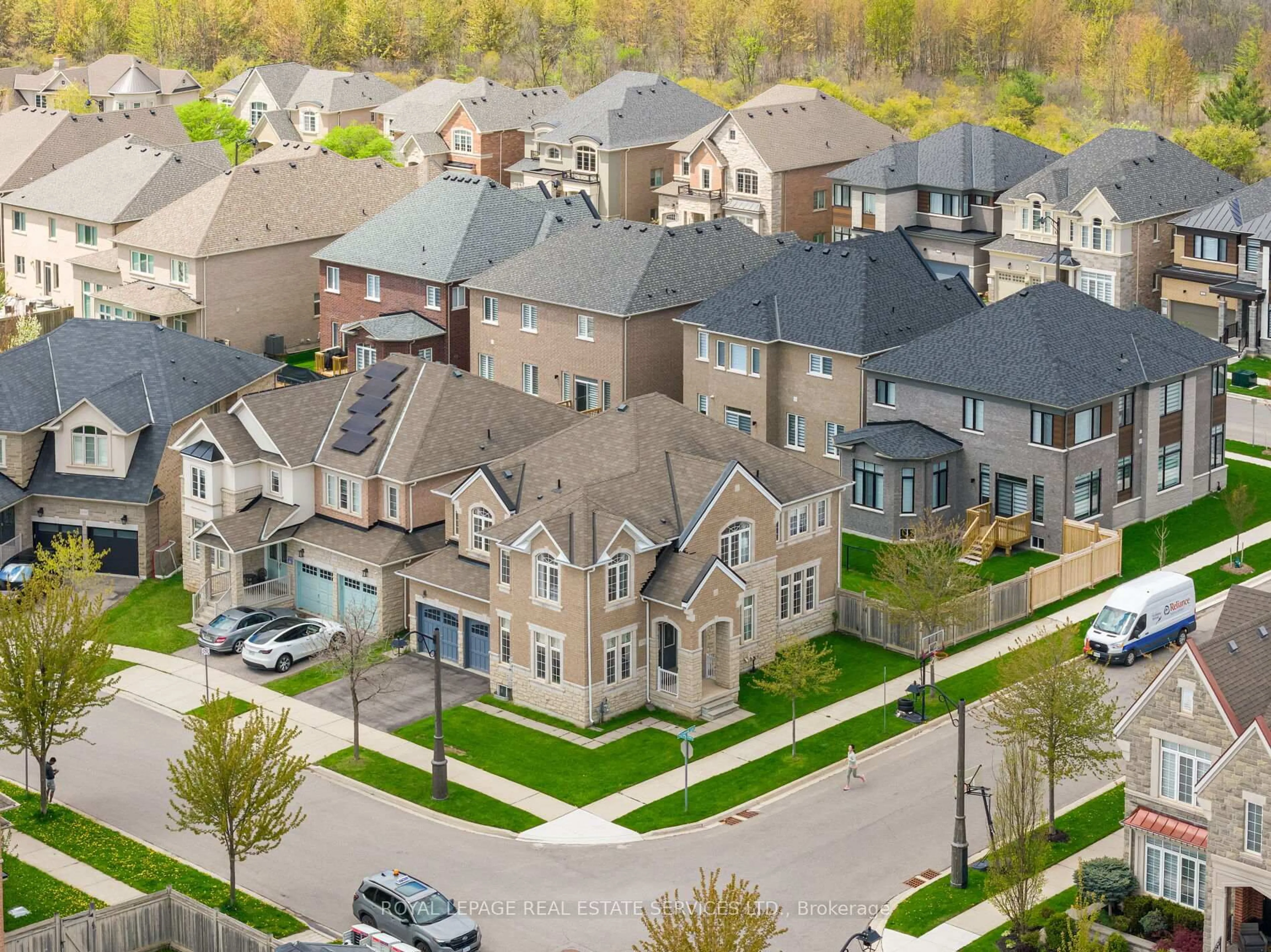 A pic from outside/outdoor area/front of a property/back of a property/a pic from drone, street for 3158 Thistlewood Gate, Oakville Ontario L6M 0T1