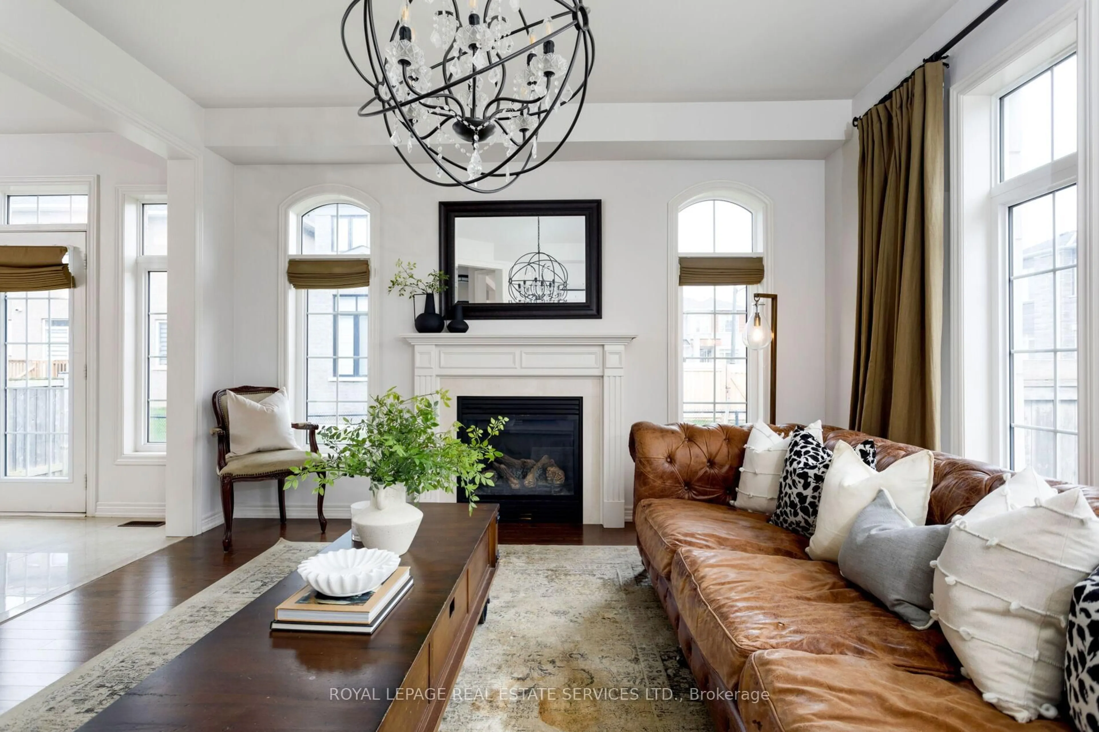 Living room with furniture, unknown for 3158 Thistlewood Gate, Oakville Ontario L6M 0T1