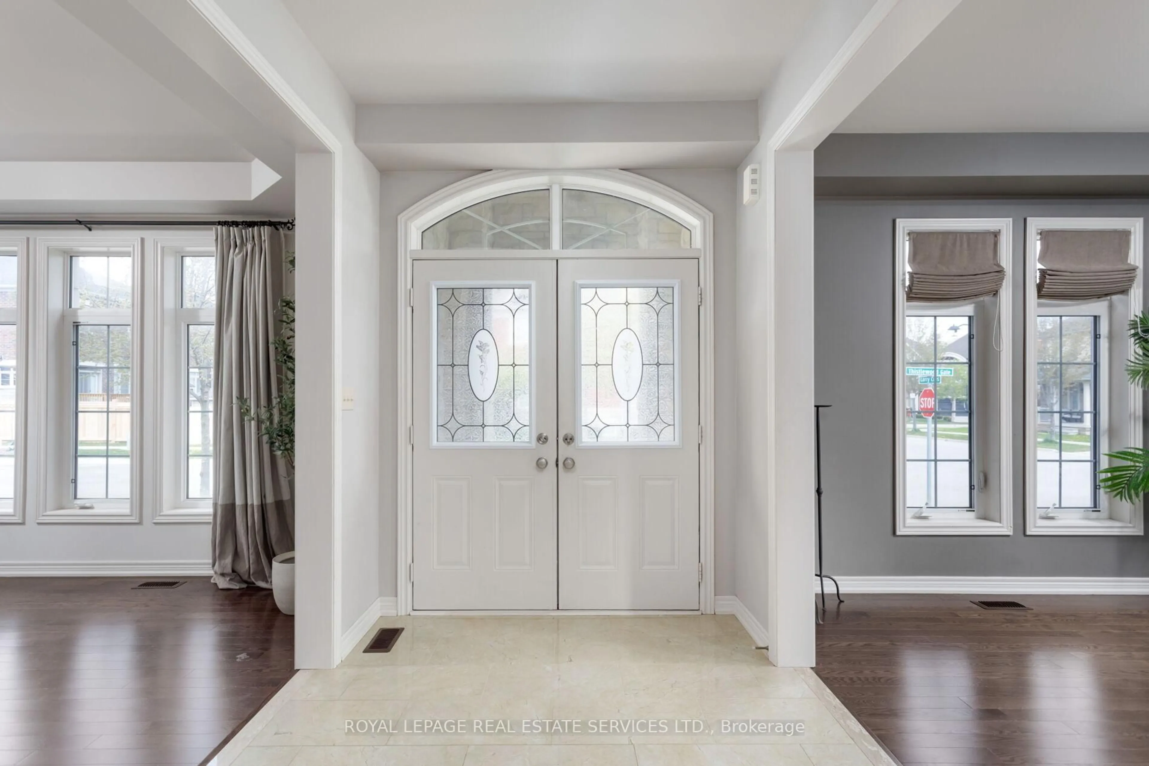 Indoor entryway for 3158 Thistlewood Gate, Oakville Ontario L6M 0T1