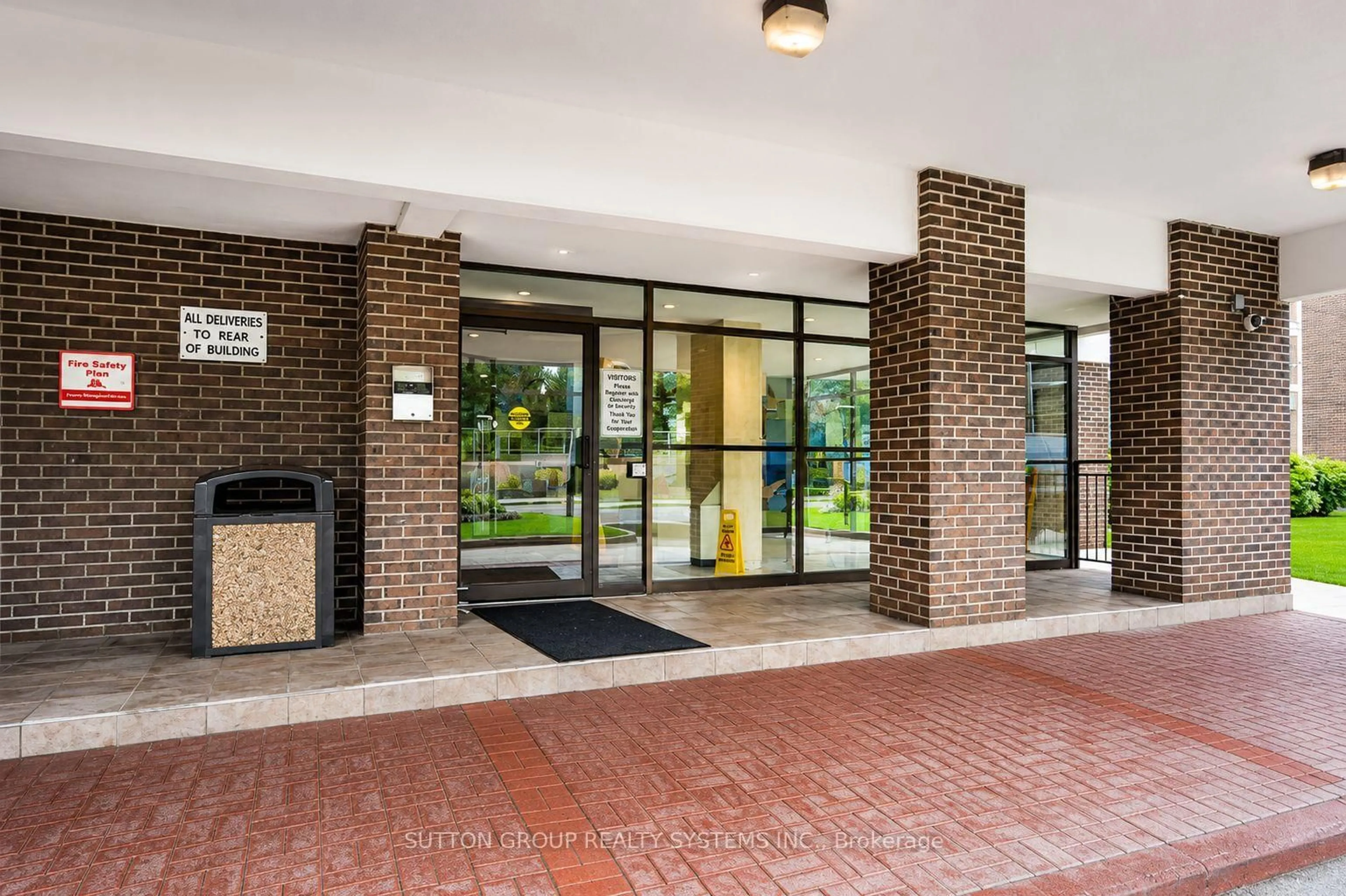 Indoor foyer for 1515 lakeshore Rd #2003, Mississauga Ontario L5E 3E2