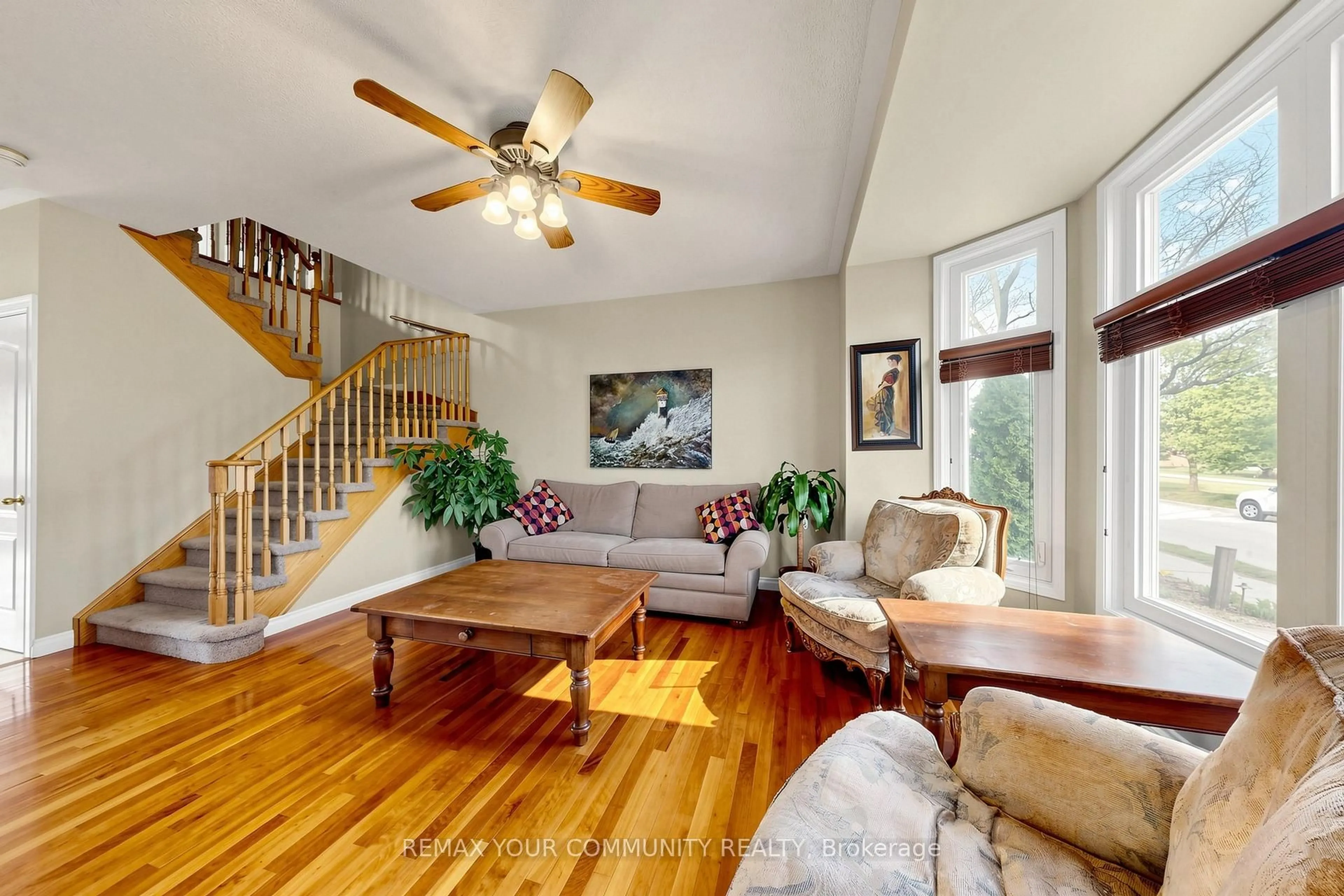 Living room with furniture, wood/laminate floor for 17 Bridgewater Rd, Oakville Ontario L6H 6G8