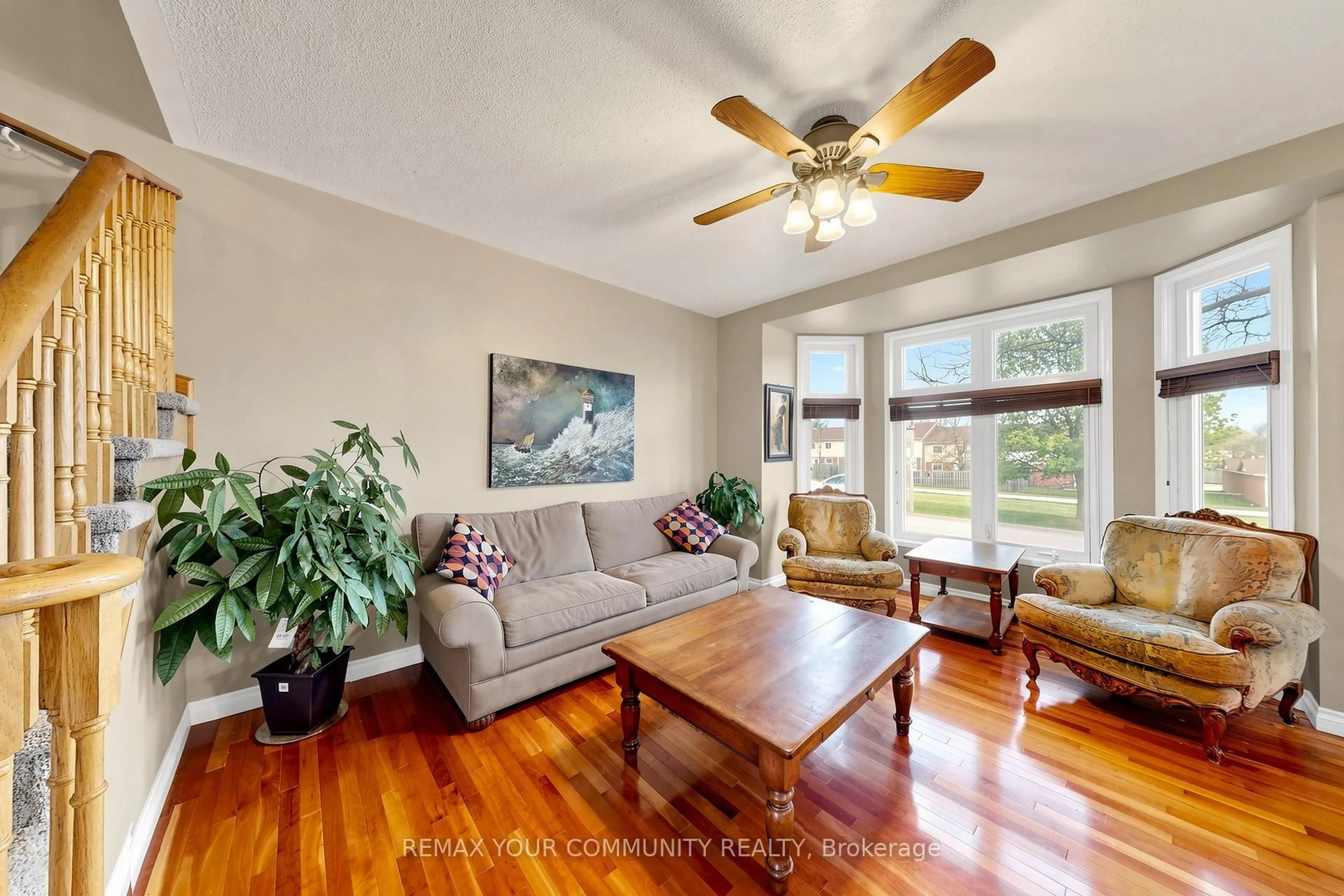 Living room with furniture, wood/laminate floor for 17 Bridgewater Rd, Oakville Ontario L6H 6G8
