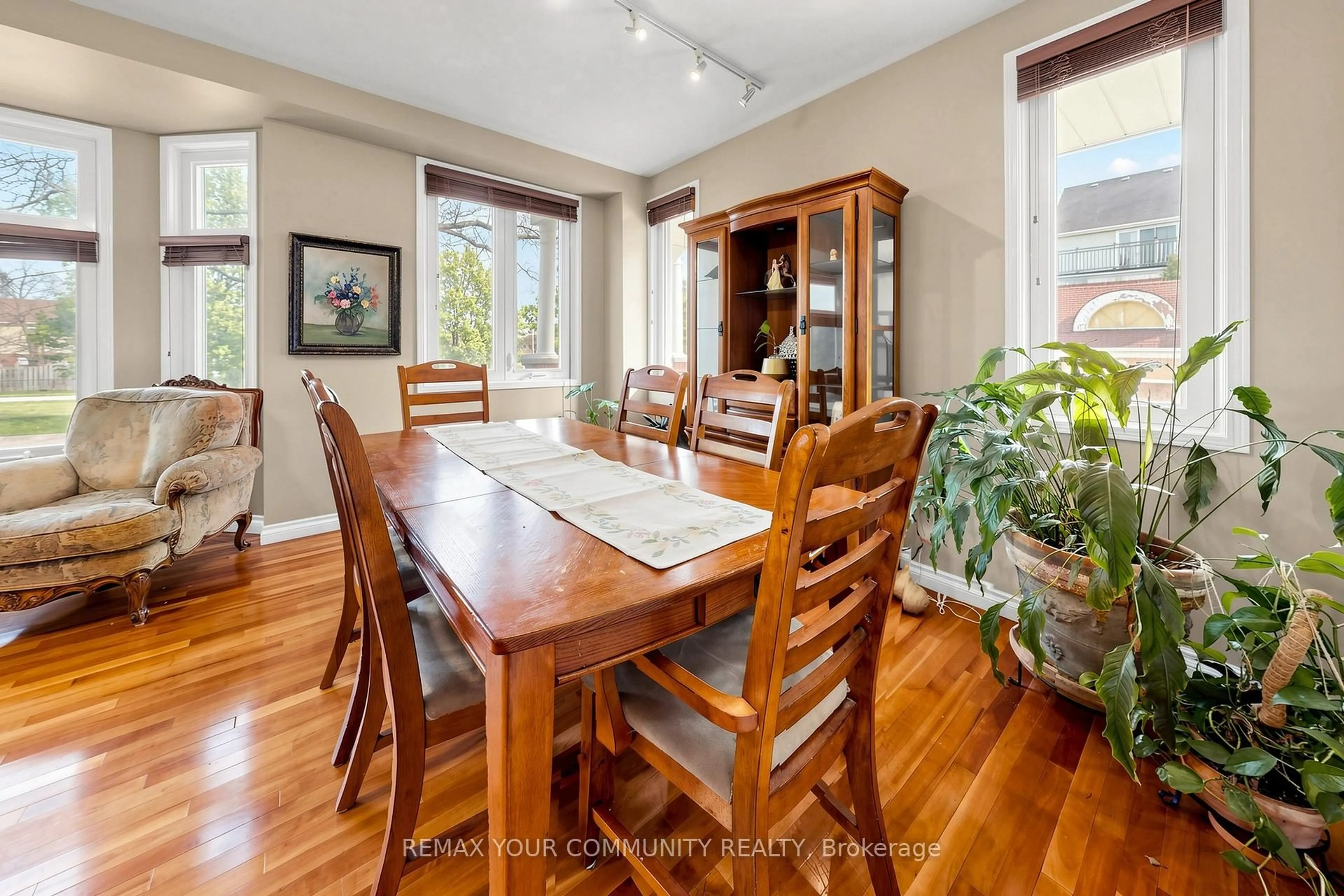Dining room, wood/laminate floor for 17 Bridgewater Rd, Oakville Ontario L6H 6G8