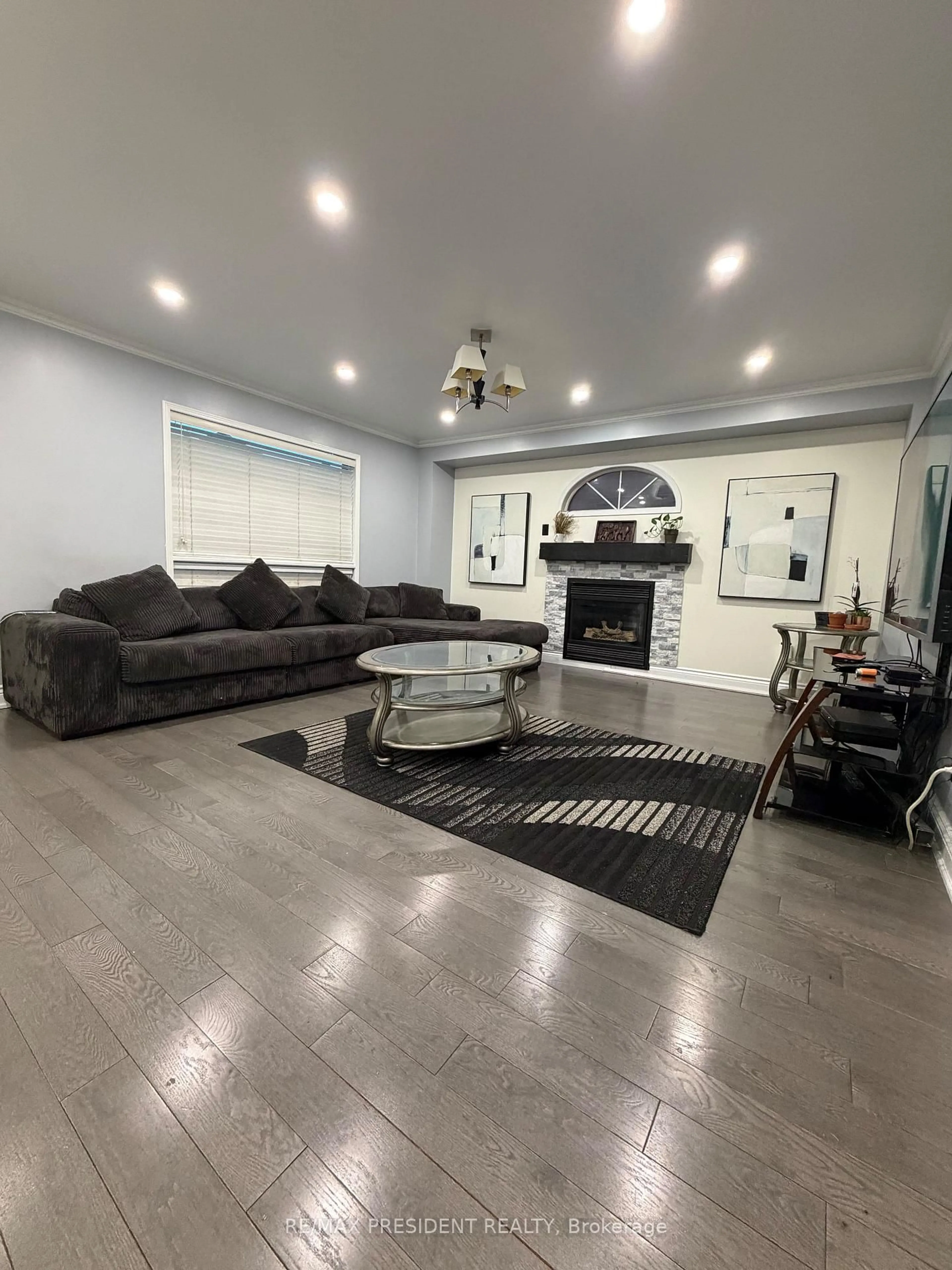 Living room with furniture, unknown for 31 Southbend Dr, Brampton Ontario L7A 1K5