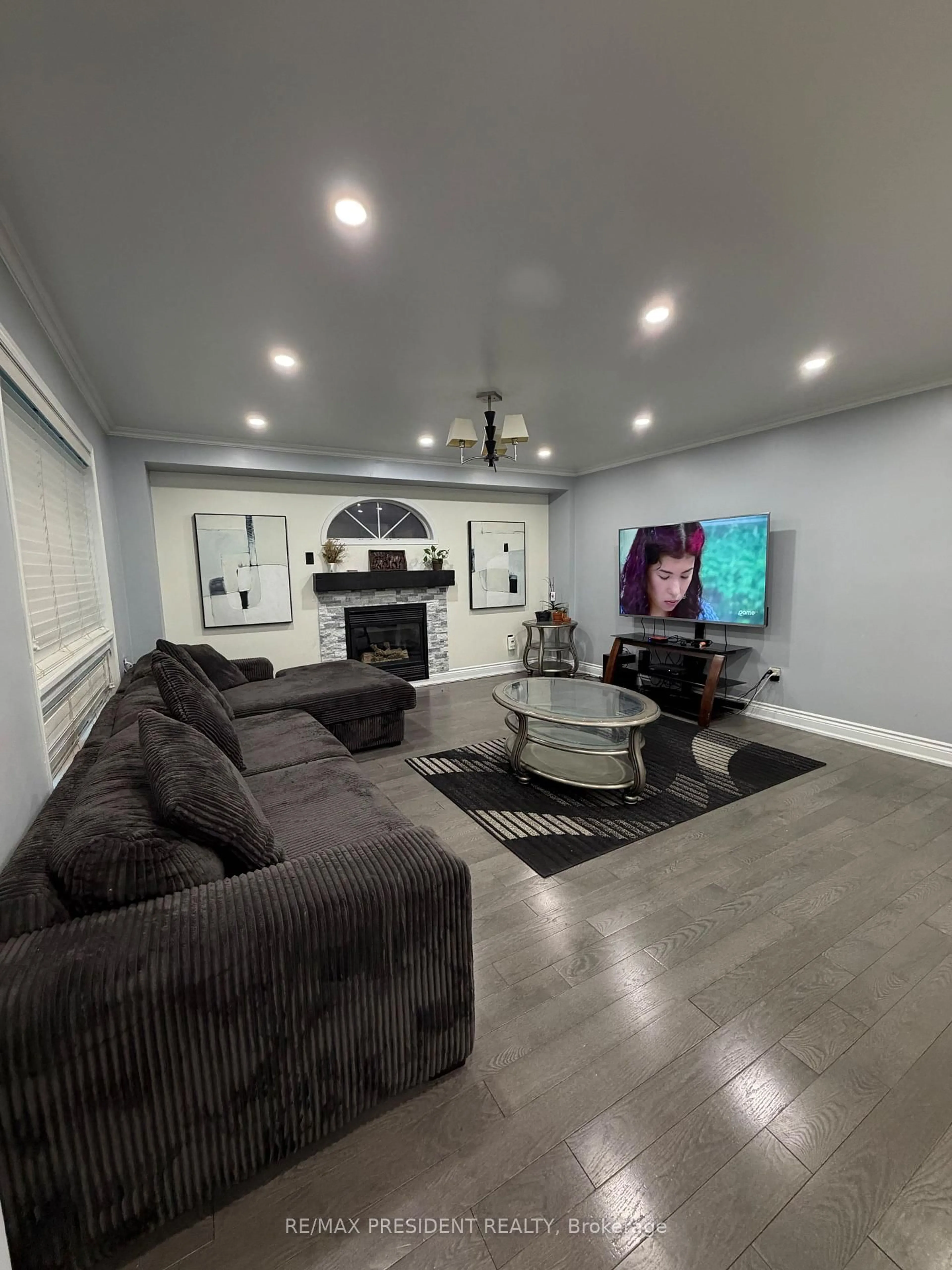 Living room with furniture, unknown for 31 Southbend Dr, Brampton Ontario L7A 1K5