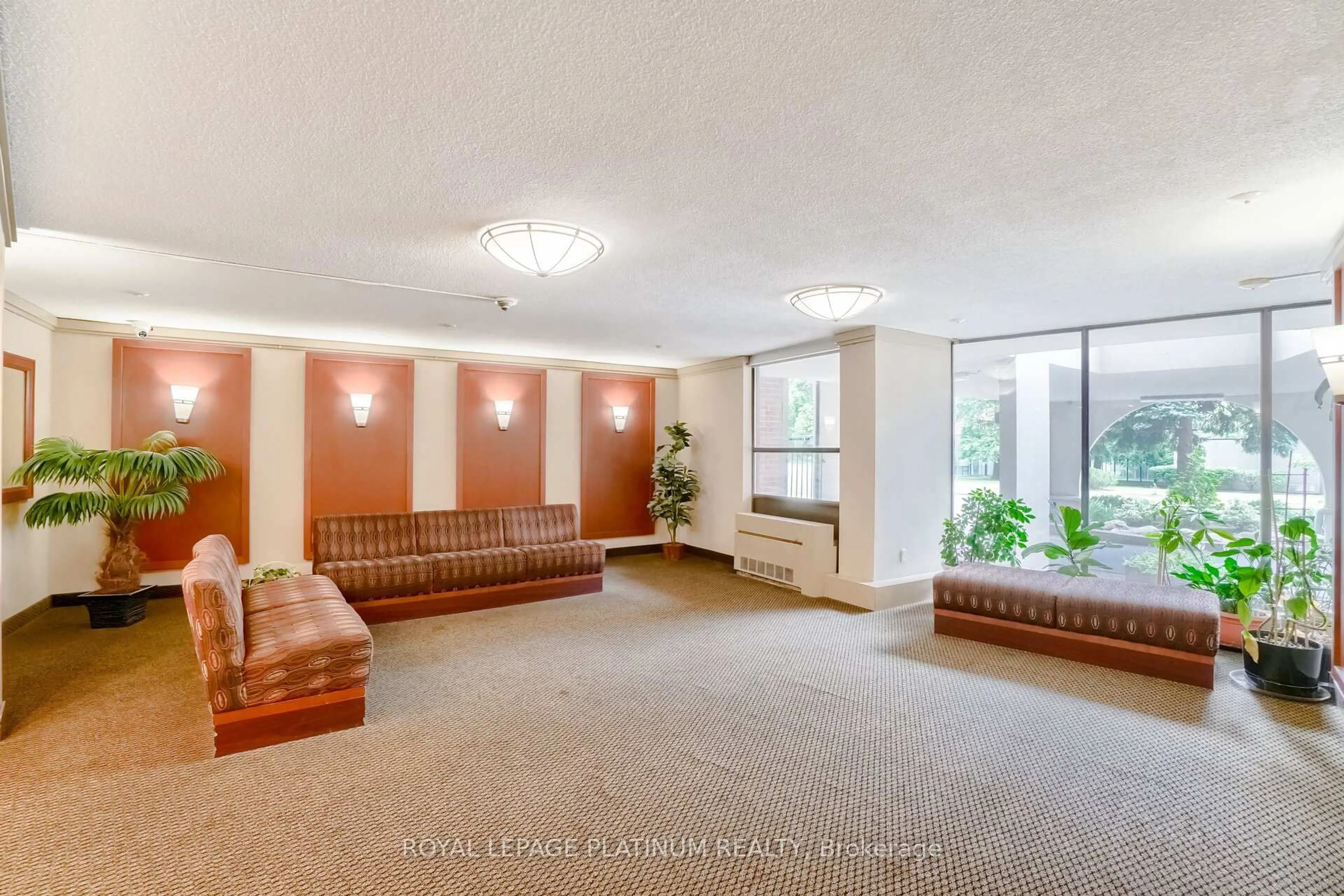 Indoor foyer for 50 Mississauga Valley Blvd #1012, Mississauga Ontario L5A 3S2