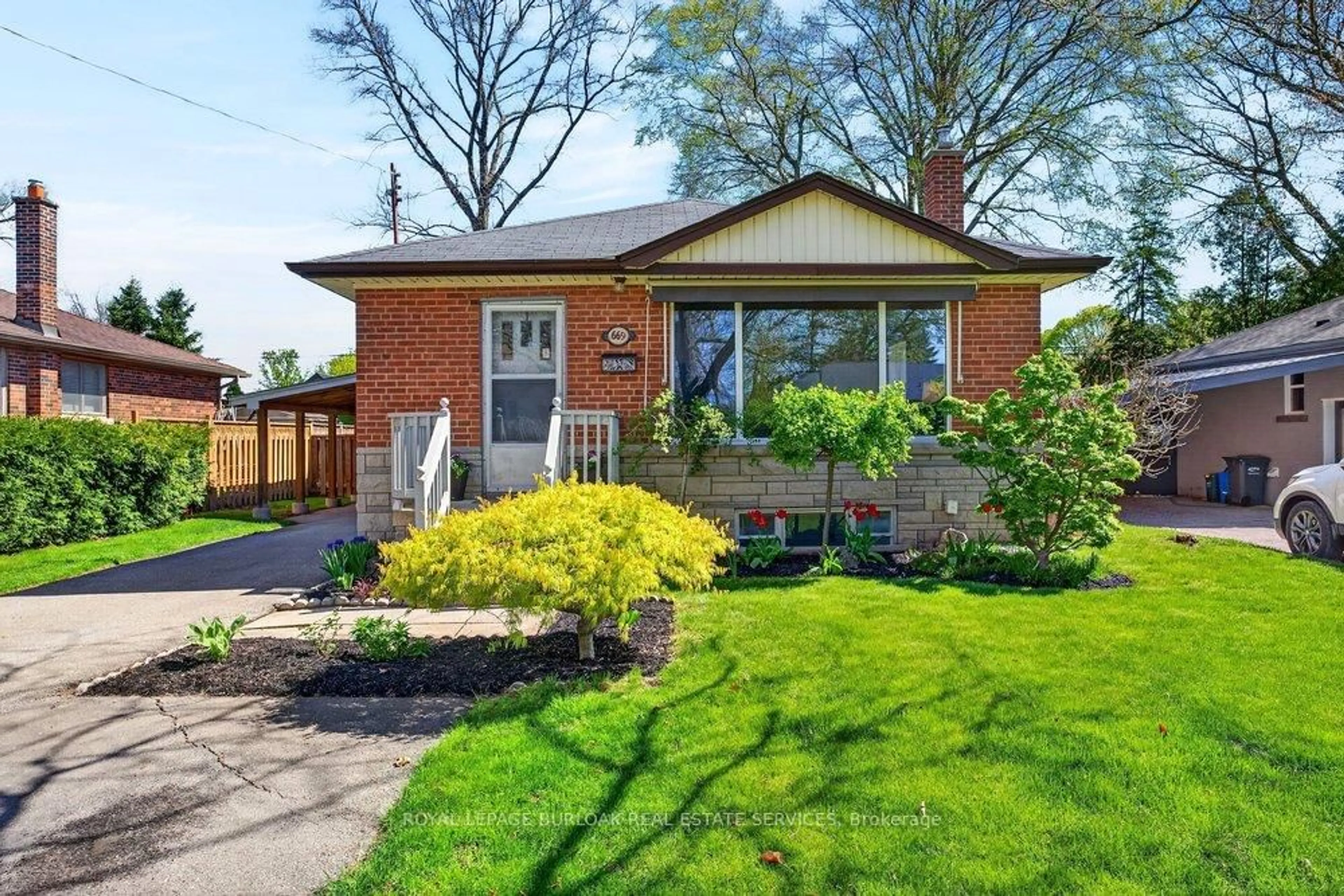 Home with brick exterior material, street for 669 Drury Lane, Burlington Ontario L7R 2X8
