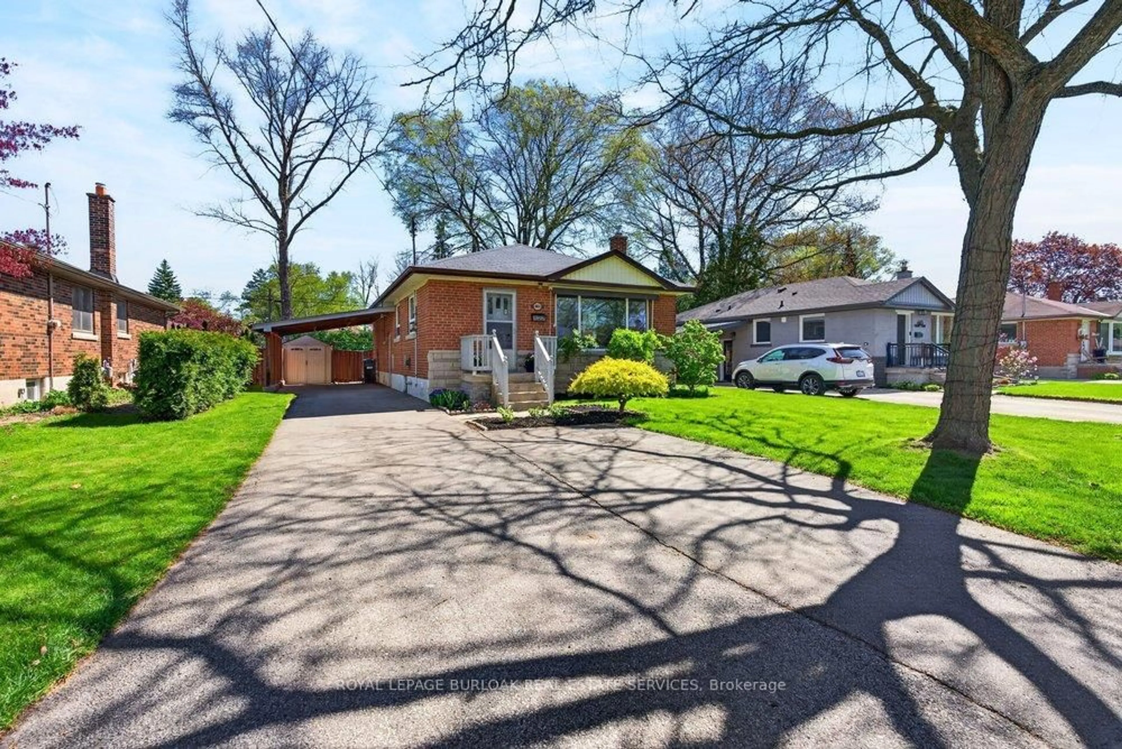 A pic from outside/outdoor area/front of a property/back of a property/a pic from drone, street for 669 Drury Lane, Burlington Ontario L7R 2X8